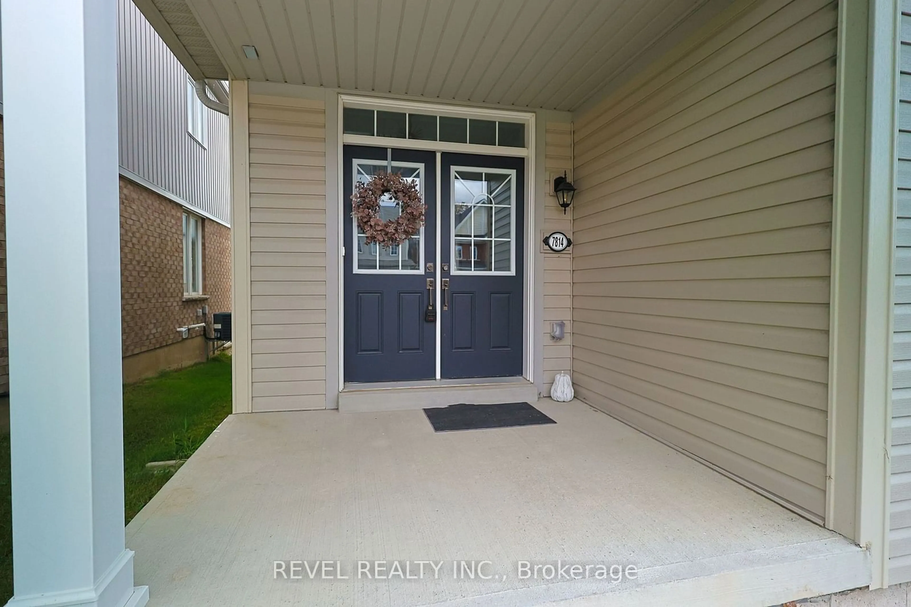 Indoor entryway, cement floor for 7814 Hackberry Tr, Niagara Falls Ontario L2H 3R4