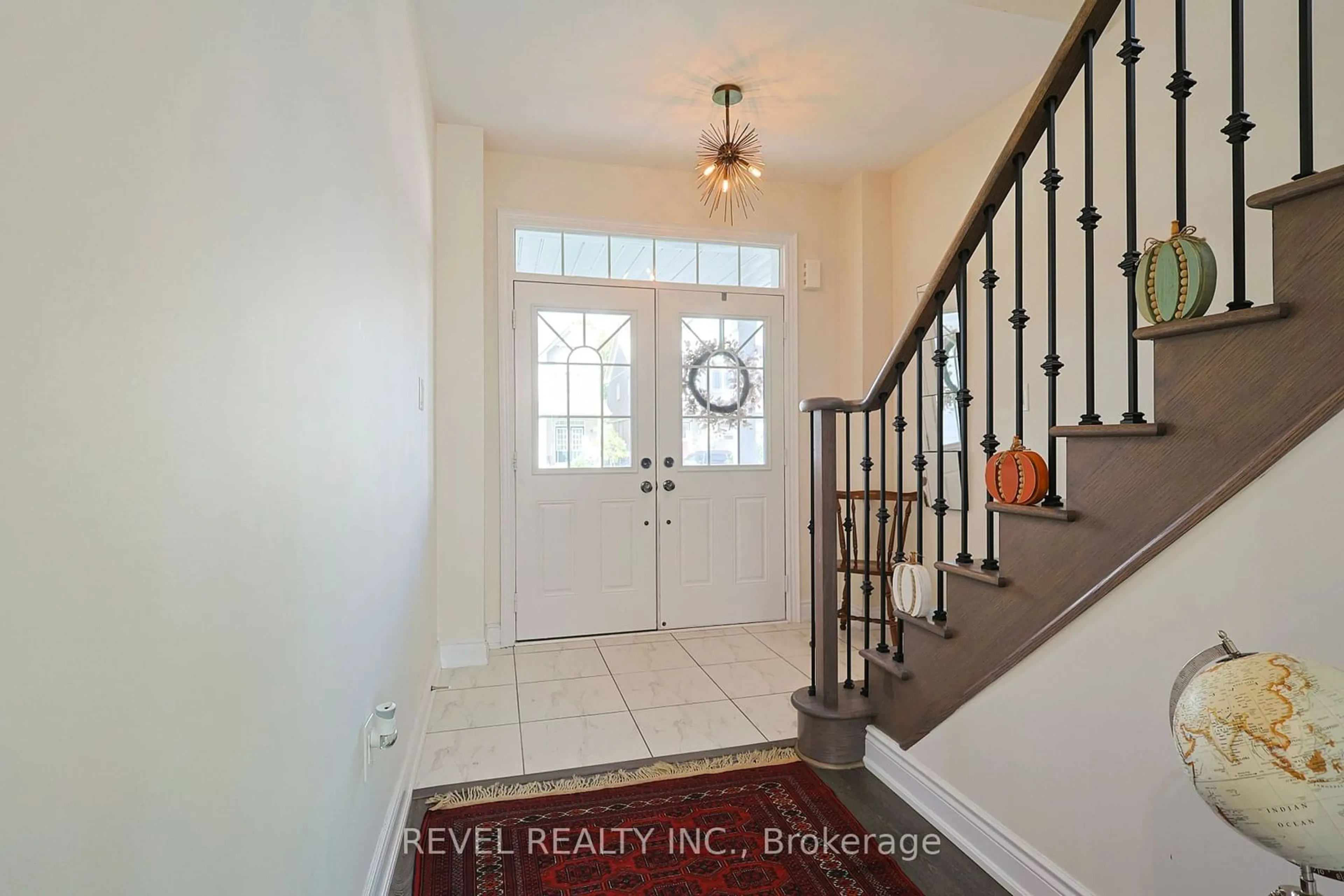 Indoor entryway, wood floors for 7814 Hackberry Tr, Niagara Falls Ontario L2H 3R4