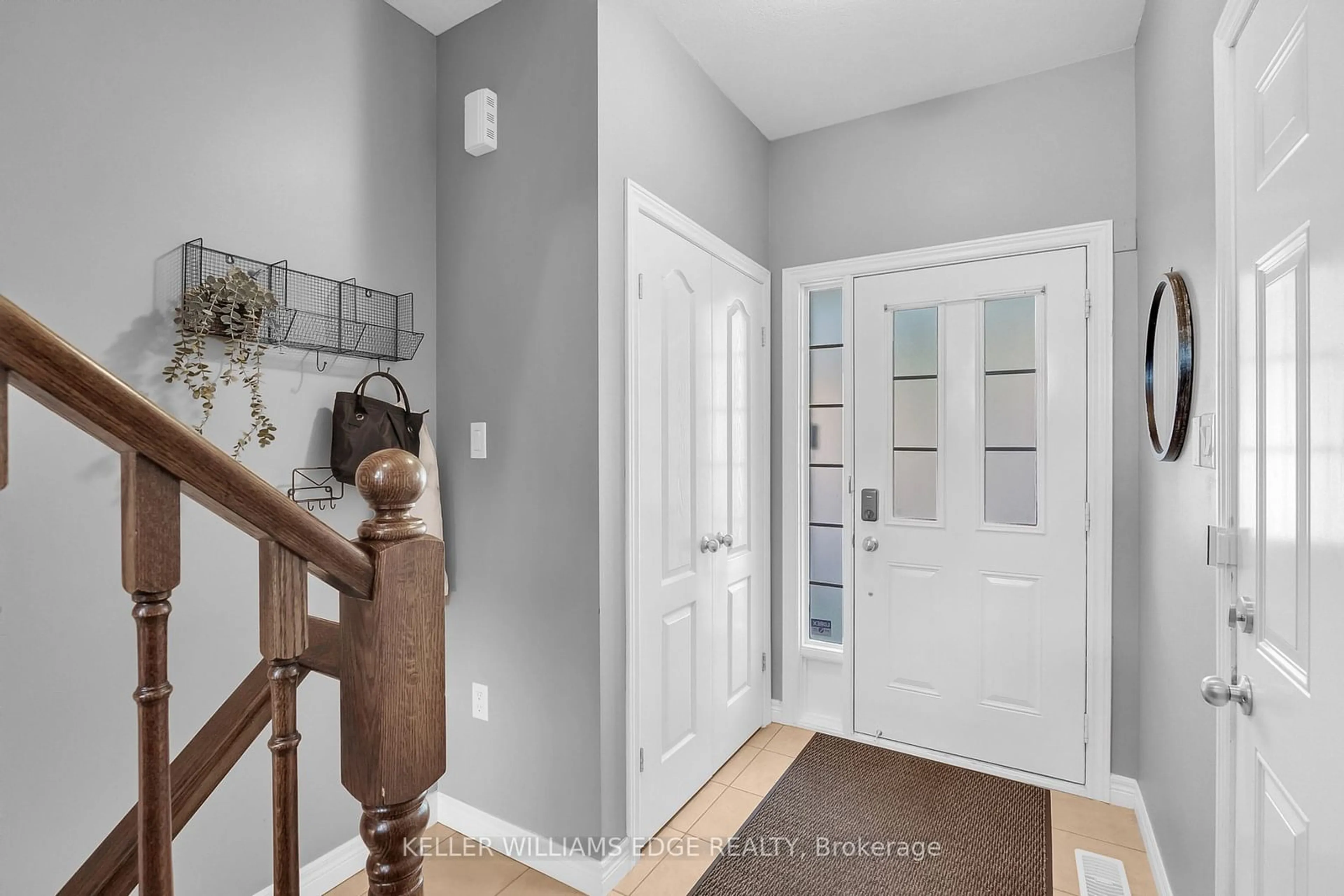 Indoor entryway, wood floors for 40 Dartmouth Gate #19, Hamilton Ontario L8E 0B9