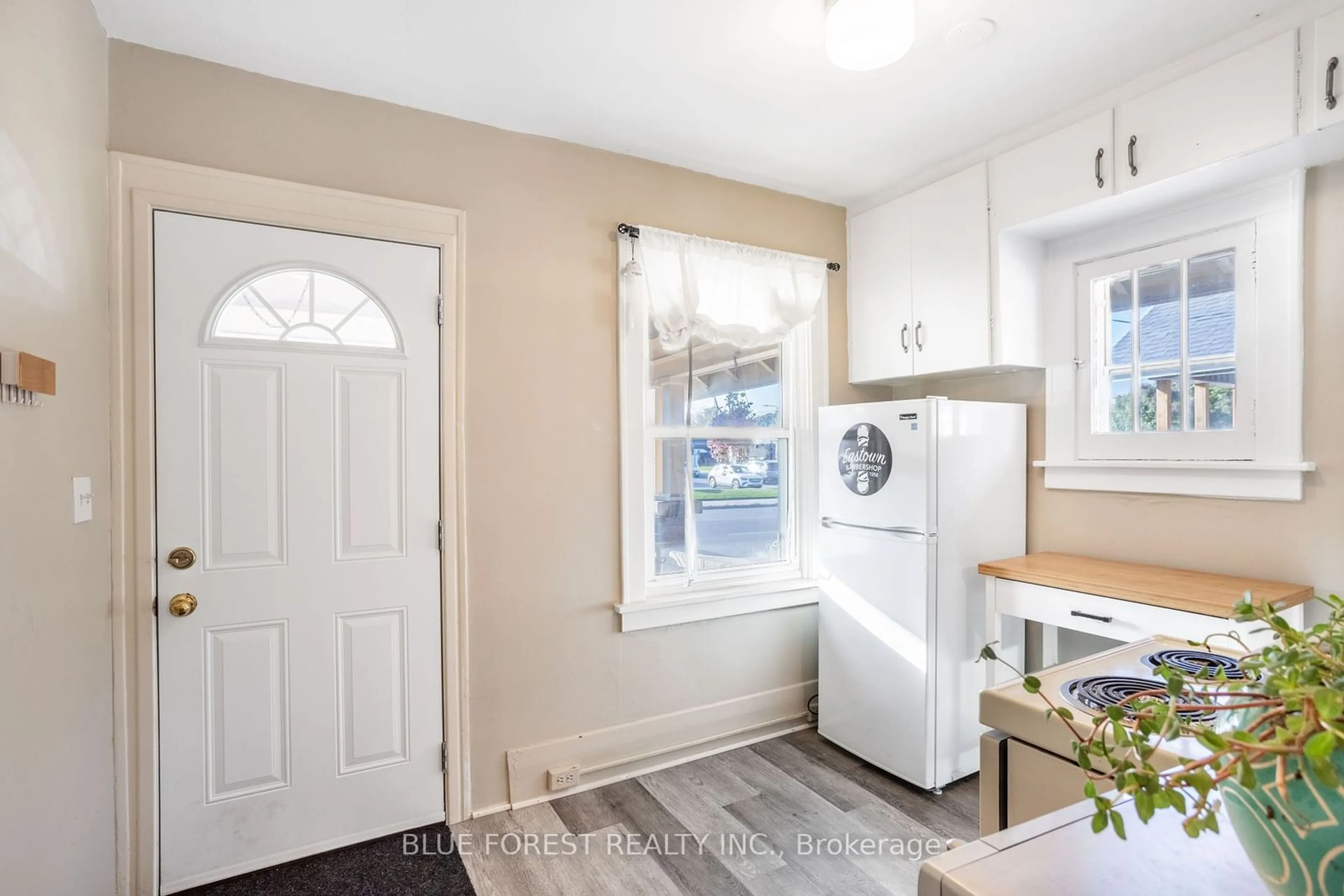 Indoor entryway, wood floors for 368 Wharncliffe Rd, London Ontario N6J 2M1