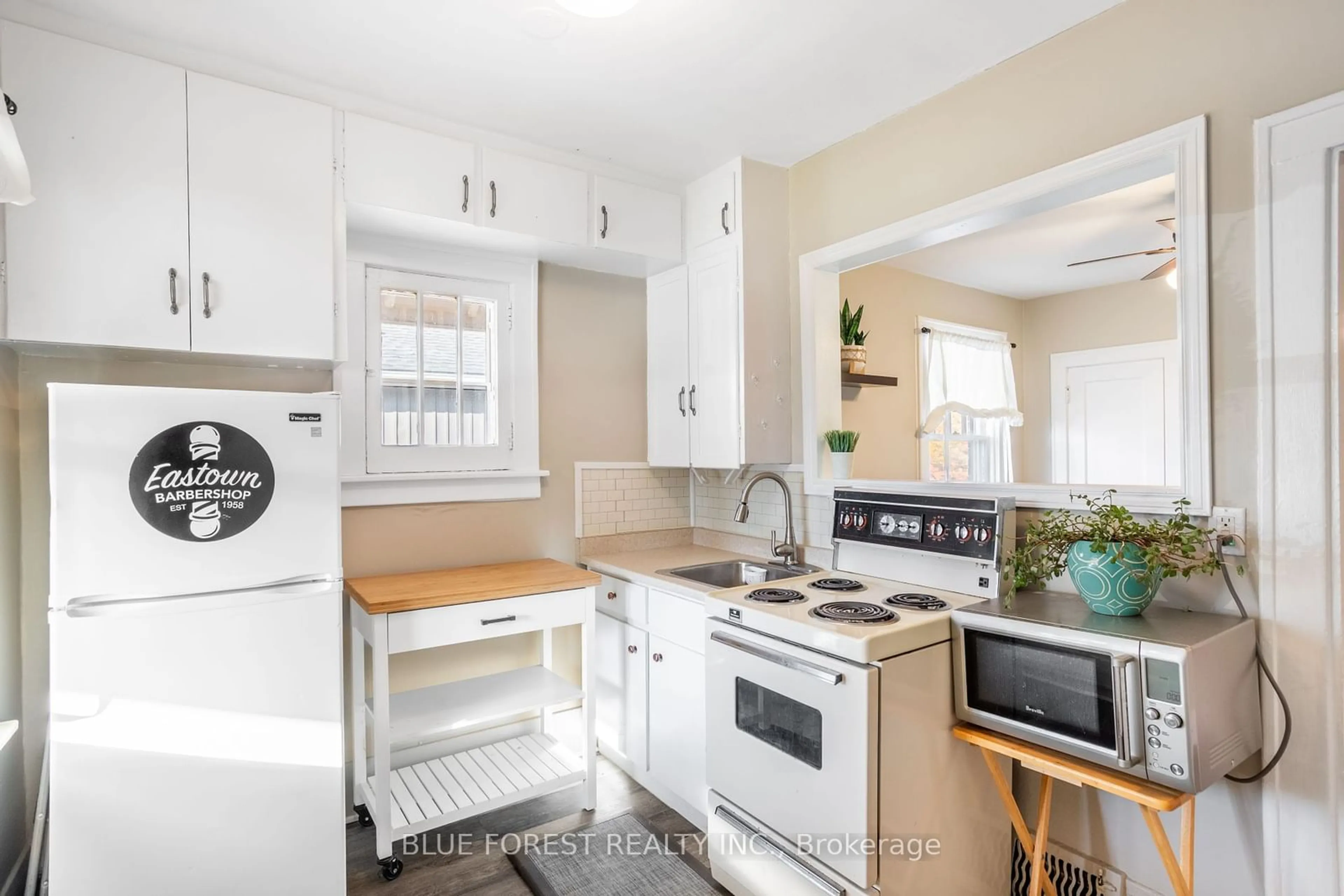 Standard kitchen, cottage for 368 Wharncliffe Rd, London Ontario N6J 2M1