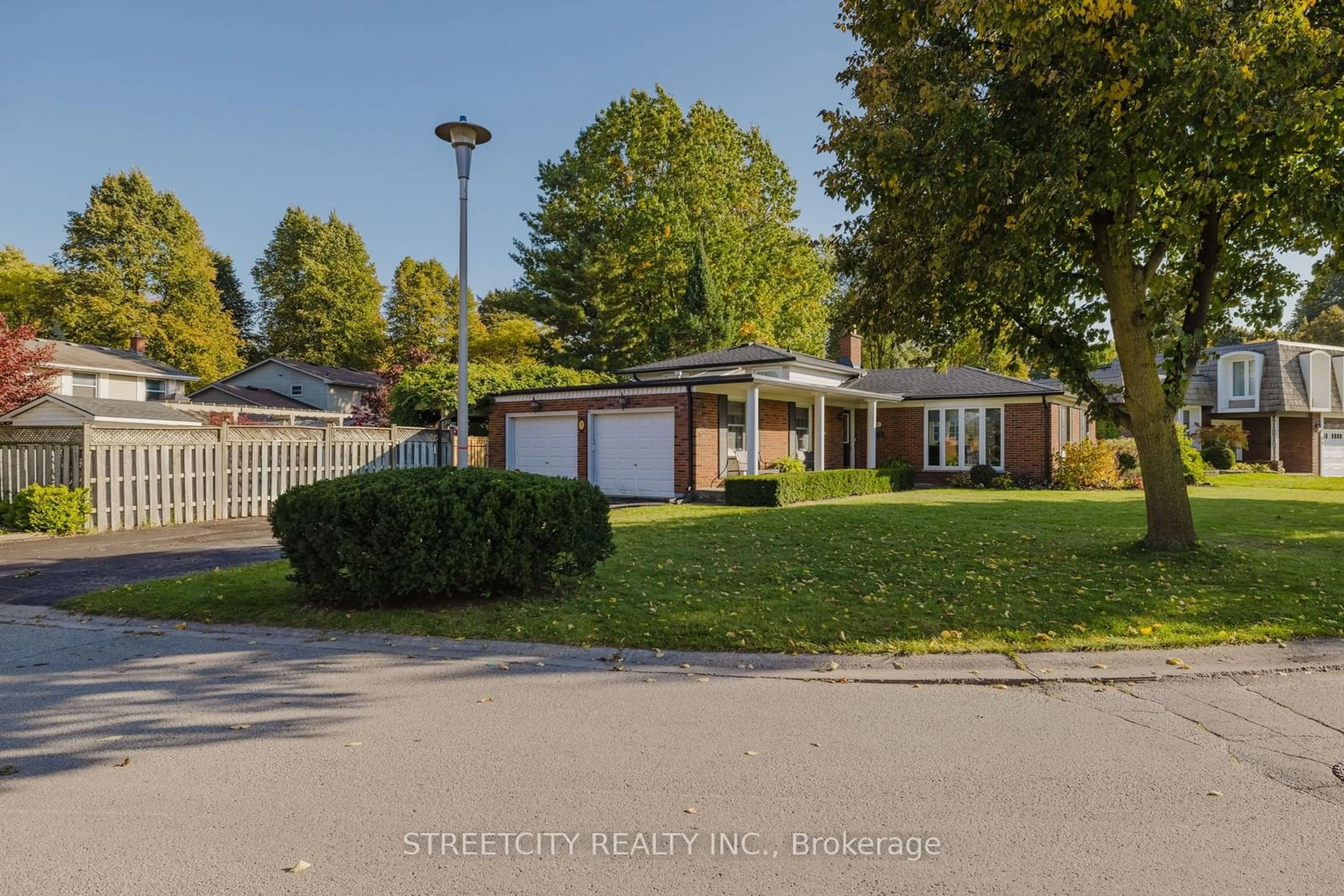 A pic from exterior of the house or condo, the street view for 37 Chateau Crt, London Ontario N6K 2C1