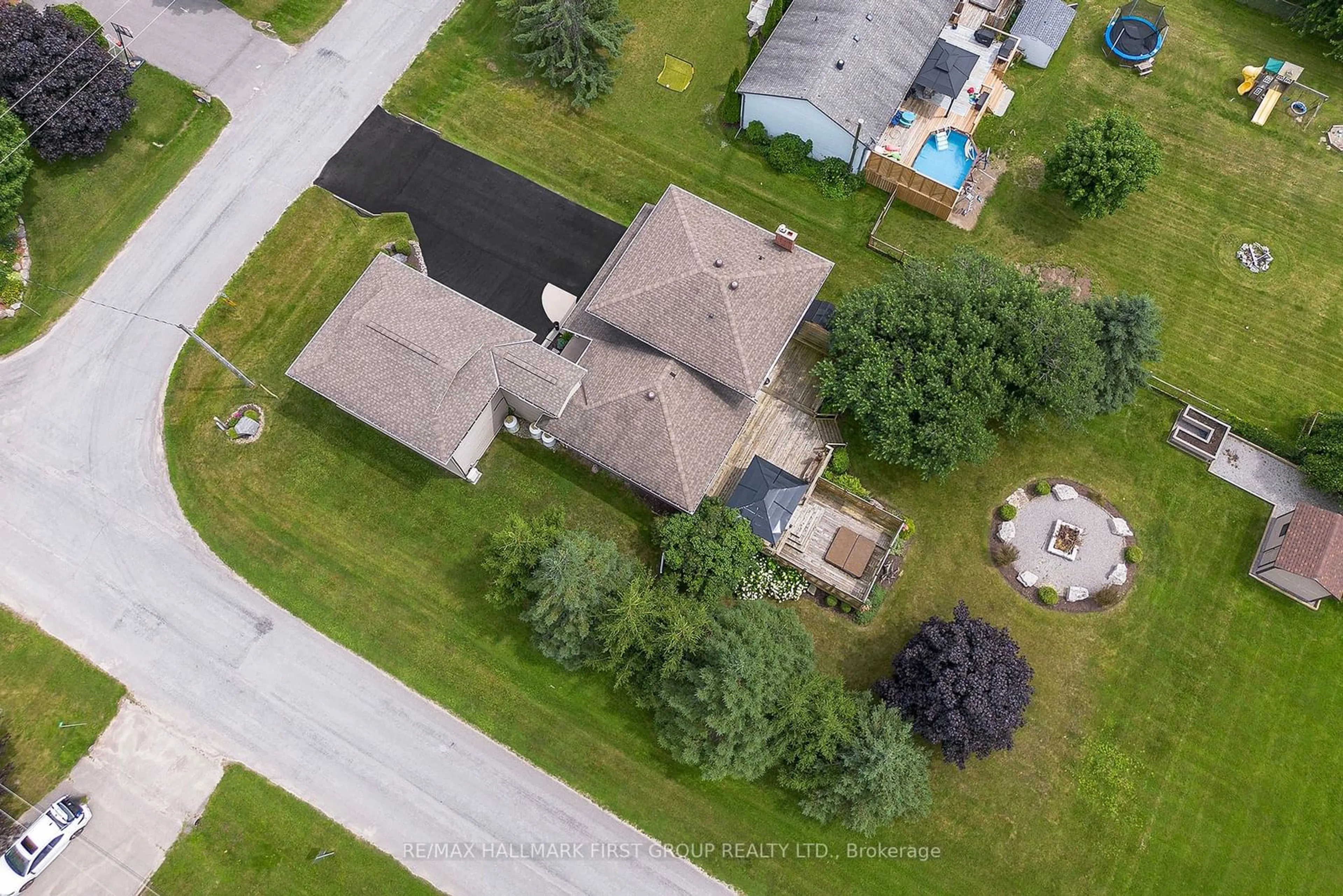 Frontside or backside of a home, the street view for 4 Sparrow Crt, Kawartha Lakes Ontario K0M 2C0