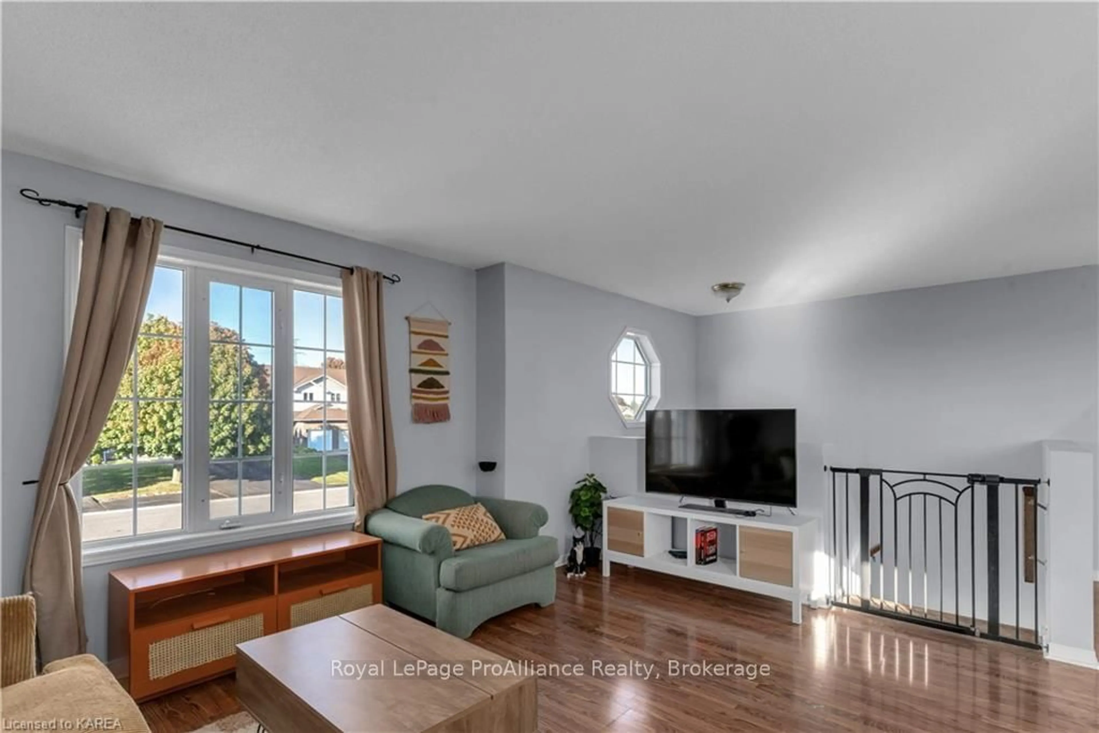 Living room, wood floors for 513 FARNHAM Crt, Kingston Ontario K7M 8Y1