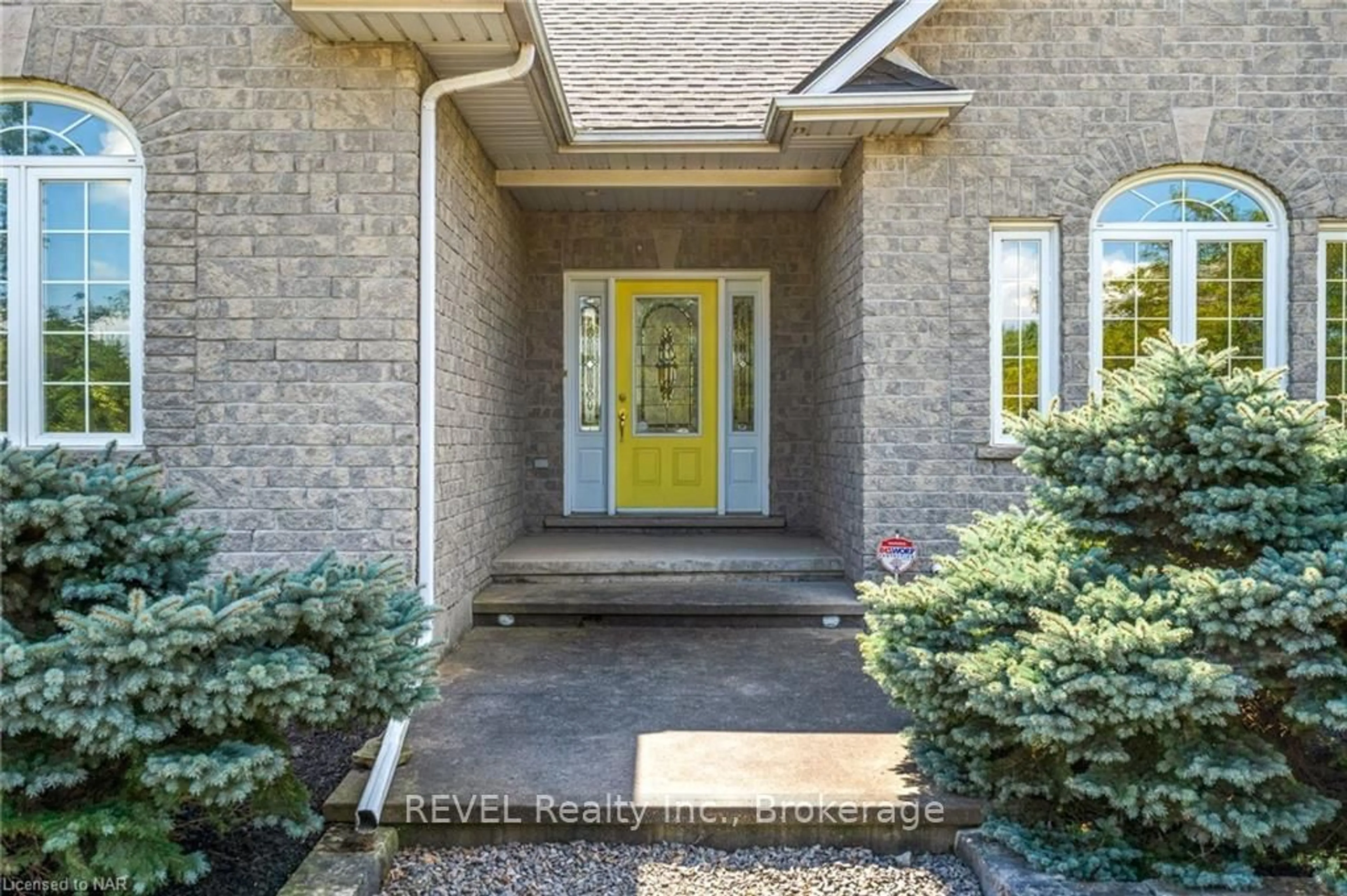 Indoor entryway, wood floors for 7904 NETHERBY Rd, Niagara Falls Ontario L3B 5N7