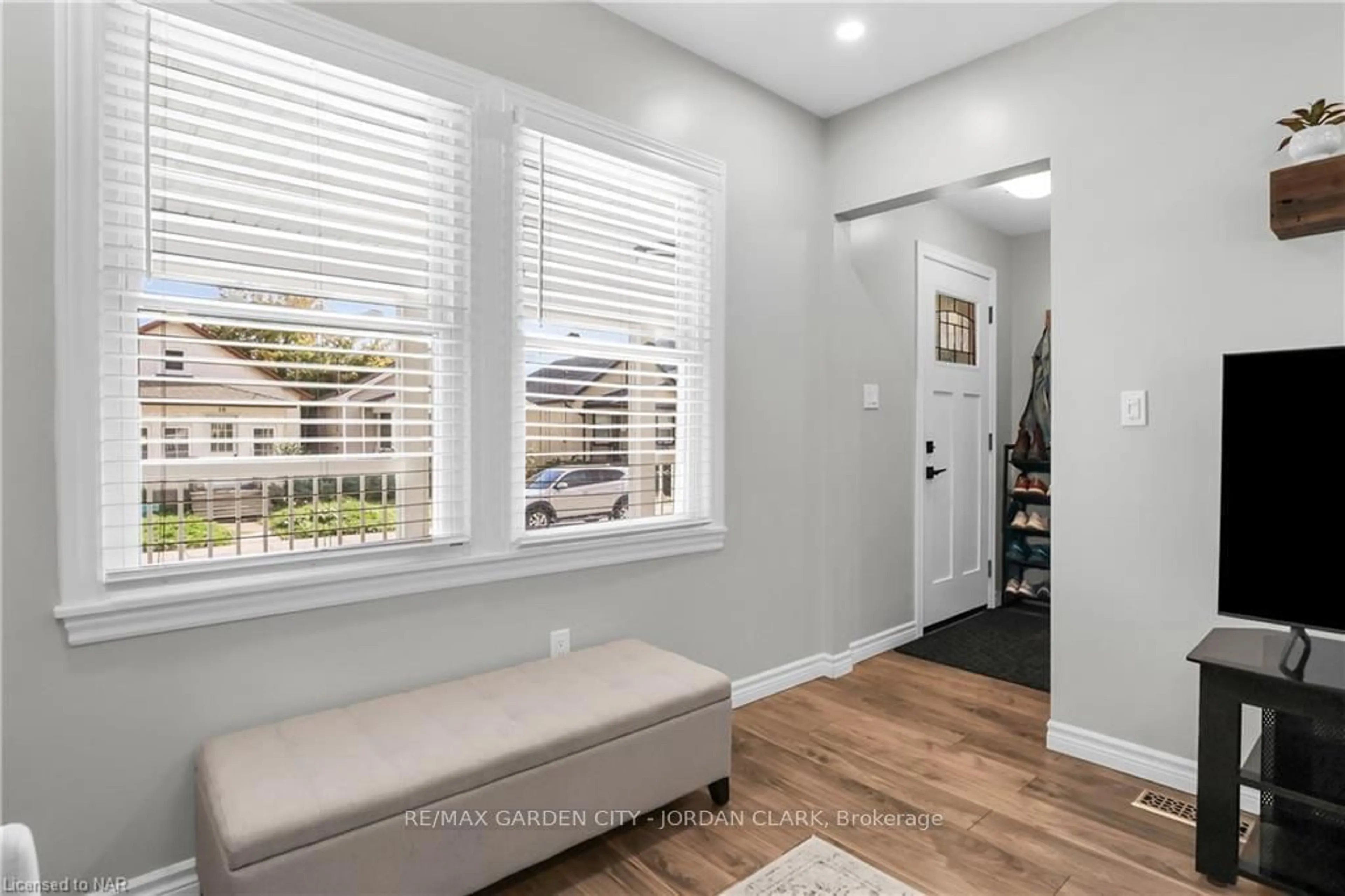 Indoor entryway, wood floors for 15 JONES St, St. Catharines Ontario L2R 6A8