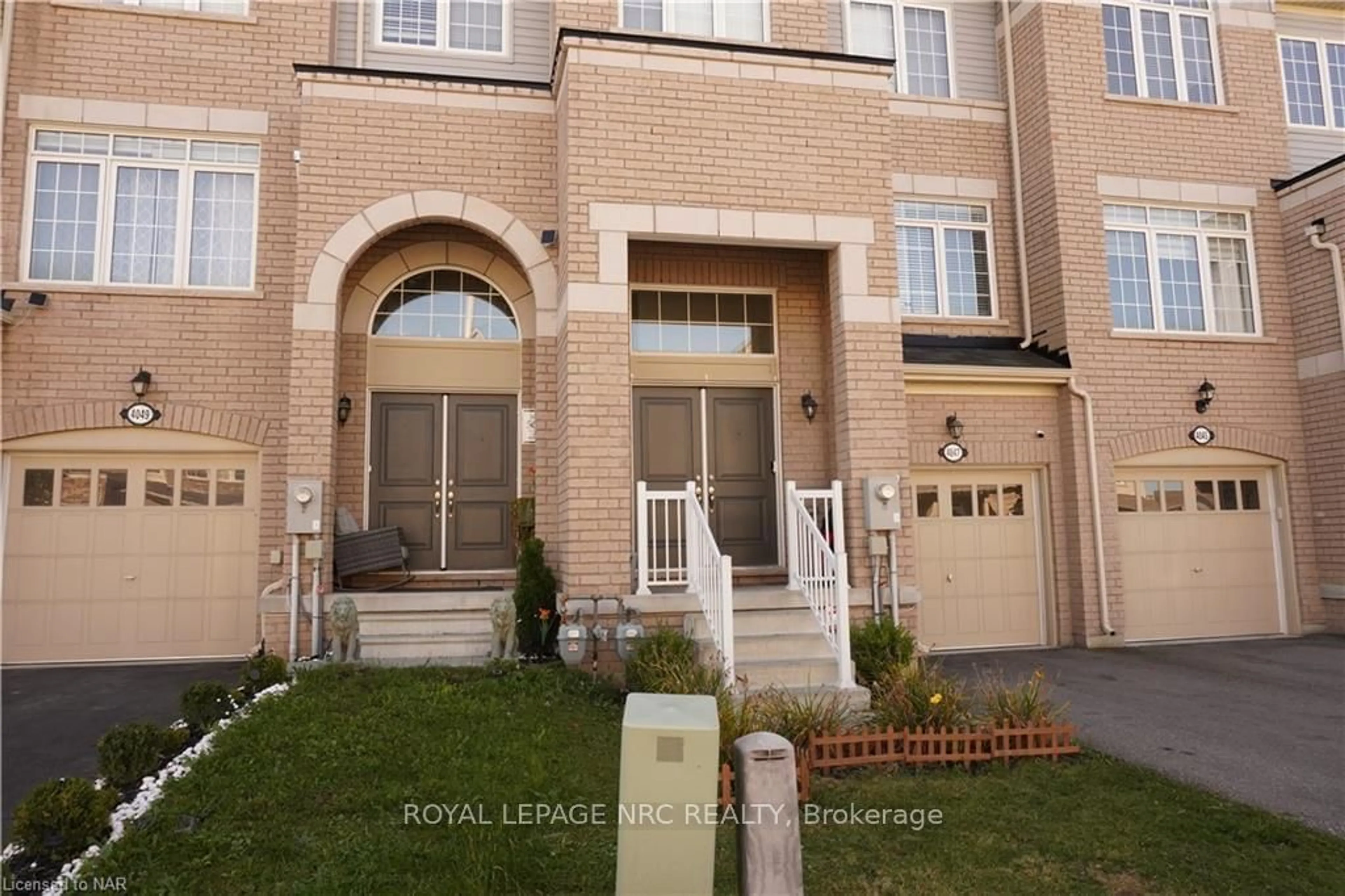 A pic from exterior of the house or condo, the street view for 4047 MAITLAND ST St, Lincoln Ontario L0R 1B4