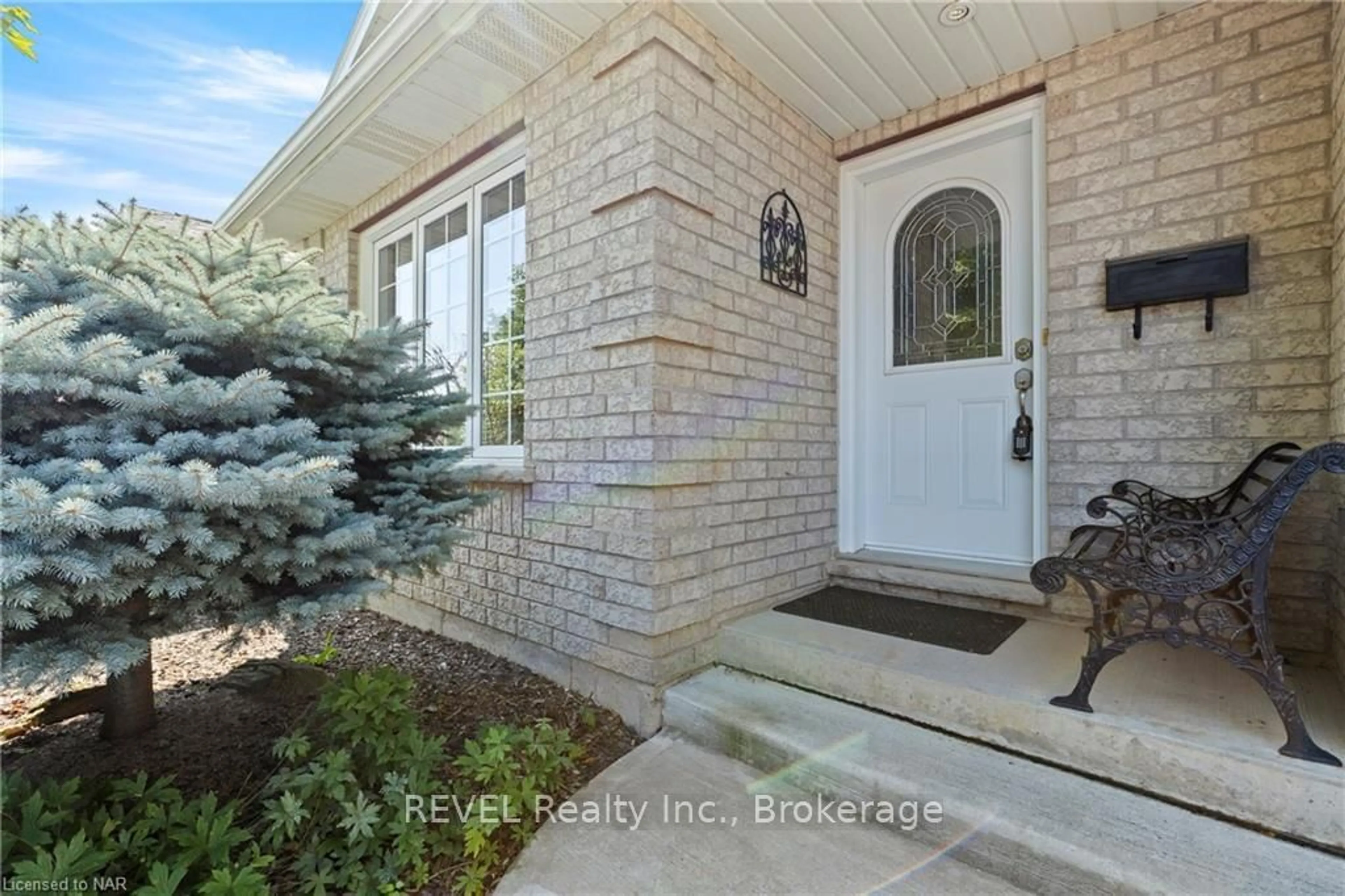 Indoor entryway, wood floors for 3920 PRIMROSE Lane, Lincoln Ontario L0R 2C0