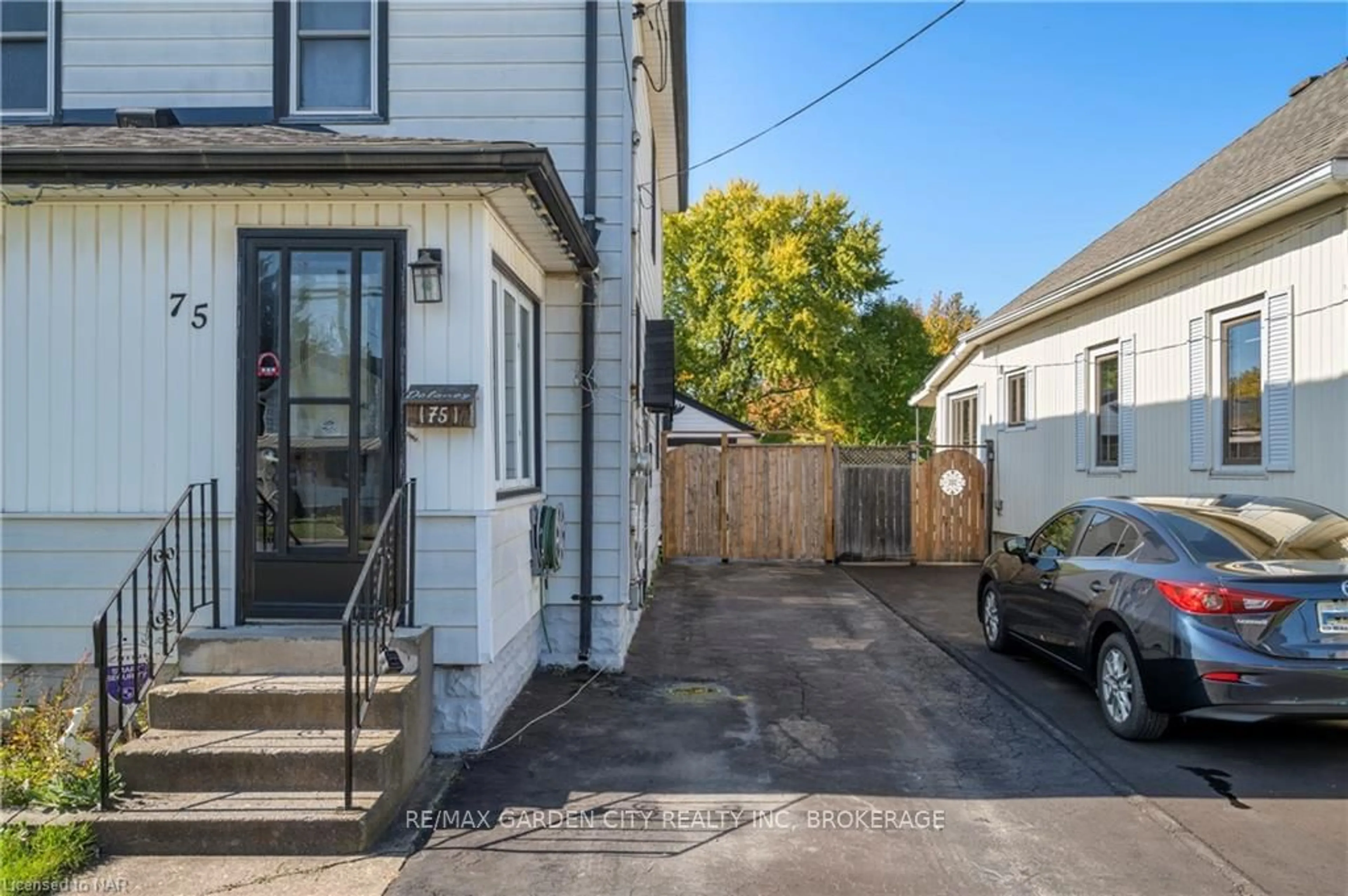 Frontside or backside of a home, the street view for 75 CROWLAND Ave, Welland Ontario L3B 1X1