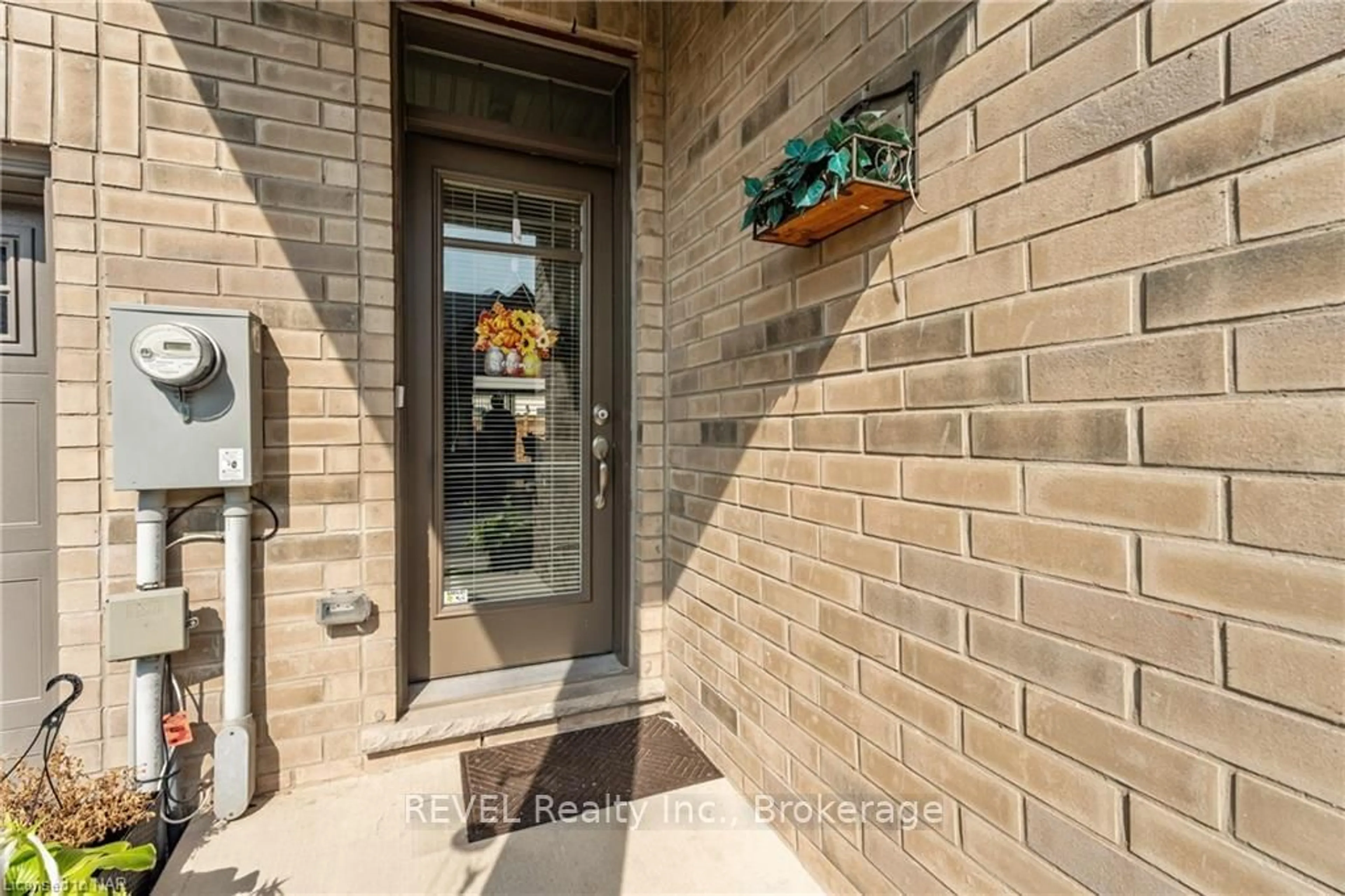 Indoor entryway, ceramic floors for 23 COSMOPOLITAN, St. Catharines Ontario L2M 0B8