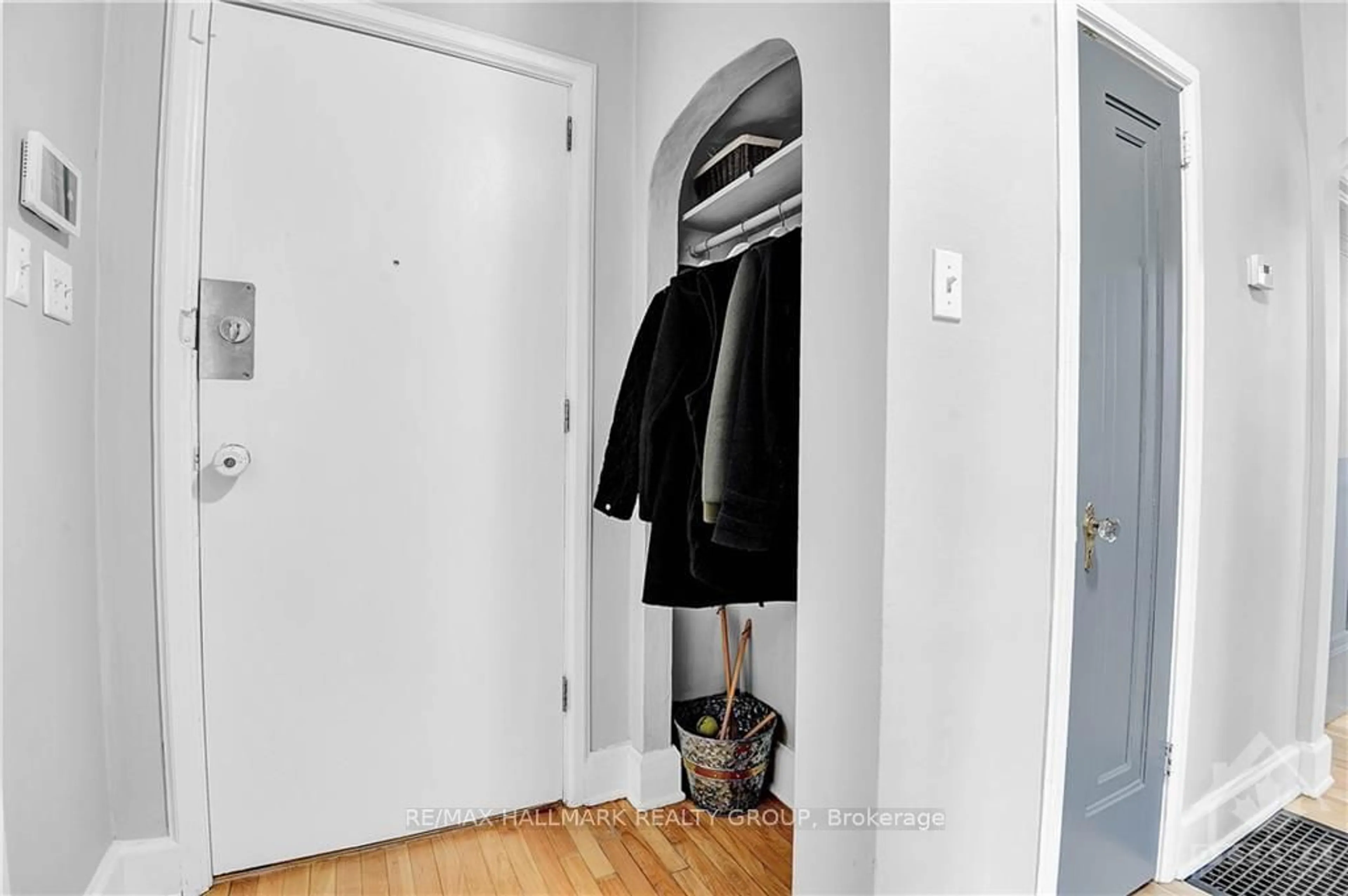 Indoor entryway, unknown floor for 22-24 BYRON Ave, Tunneys Pasture and Ottawa West Ontario K1Y 3H9