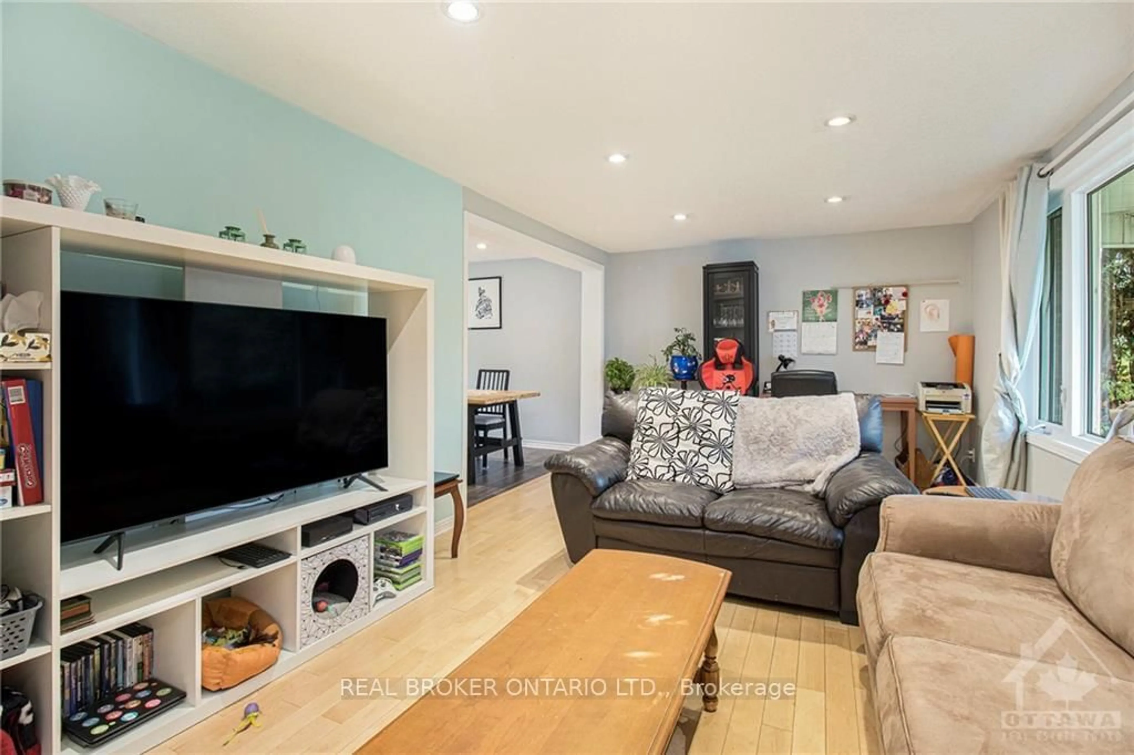 Living room, wood floors for 2417 BLACKSTONE Cres, Elmvale Acres and Area Ontario K1B 4H3