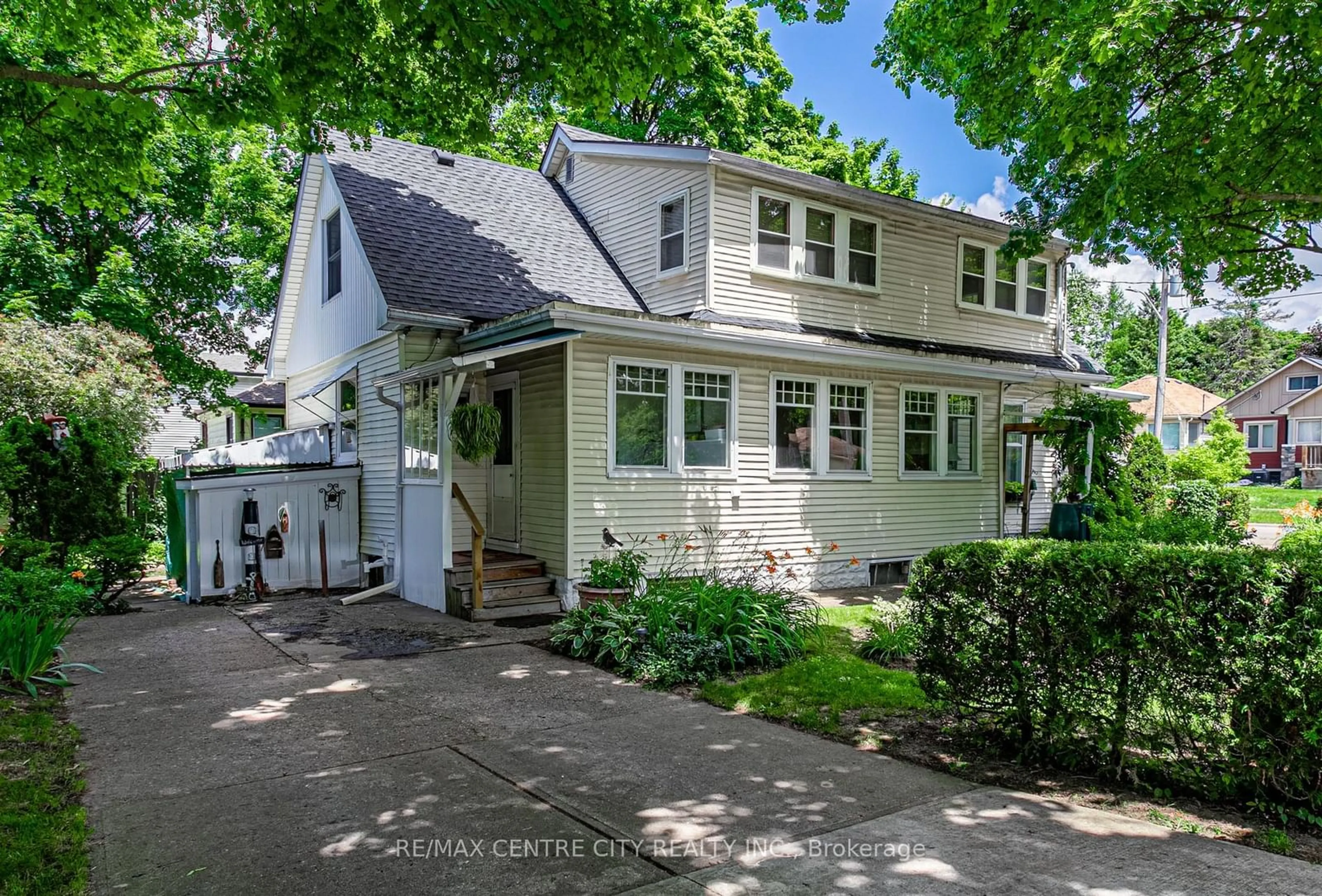 Frontside or backside of a home, cottage for 99 Boullee St, London Ontario N5Y 1T8