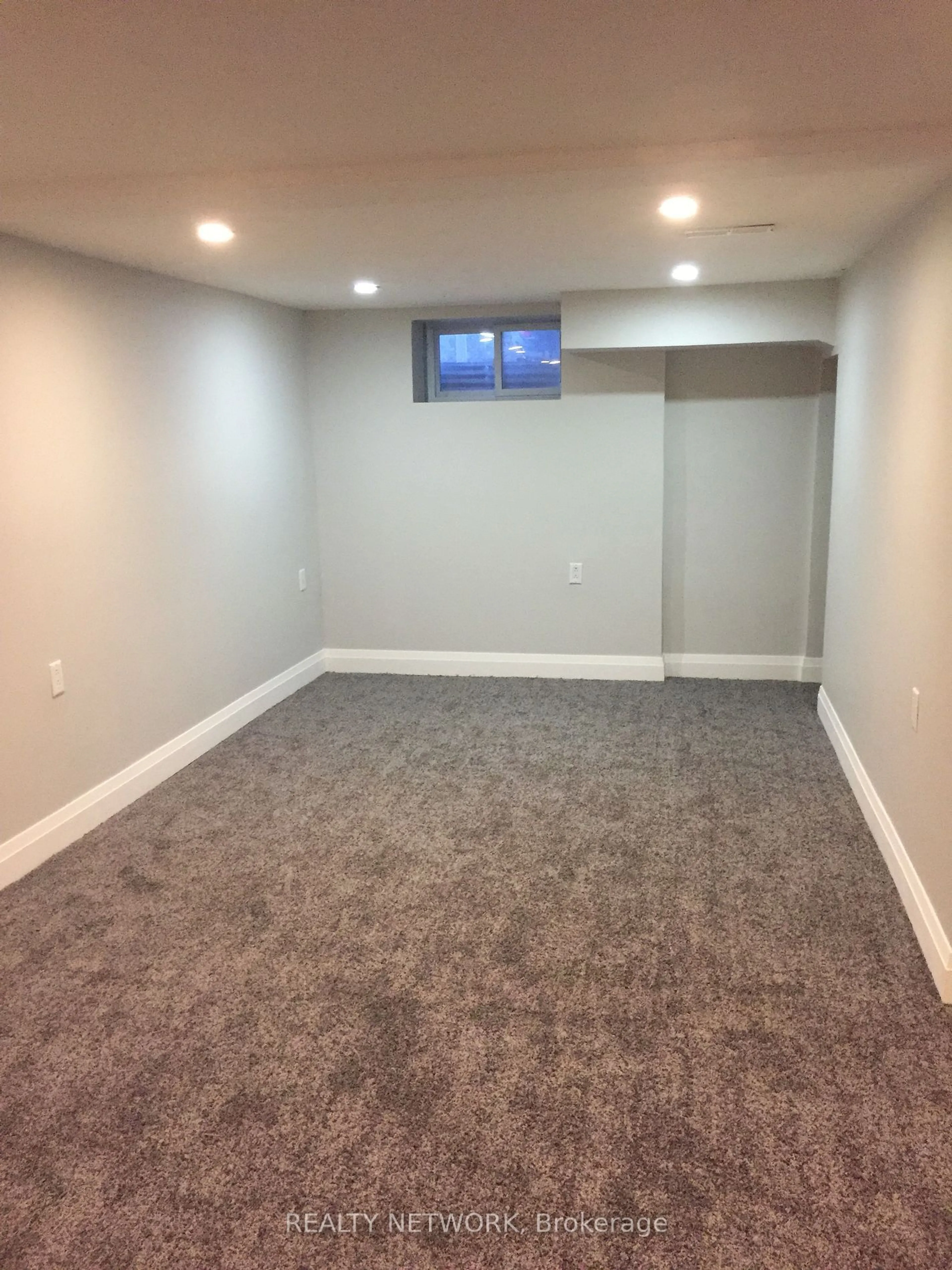 A pic of a room, carpet floors for 880 Norfolk St, Norfolk Ontario N3Y 4K3