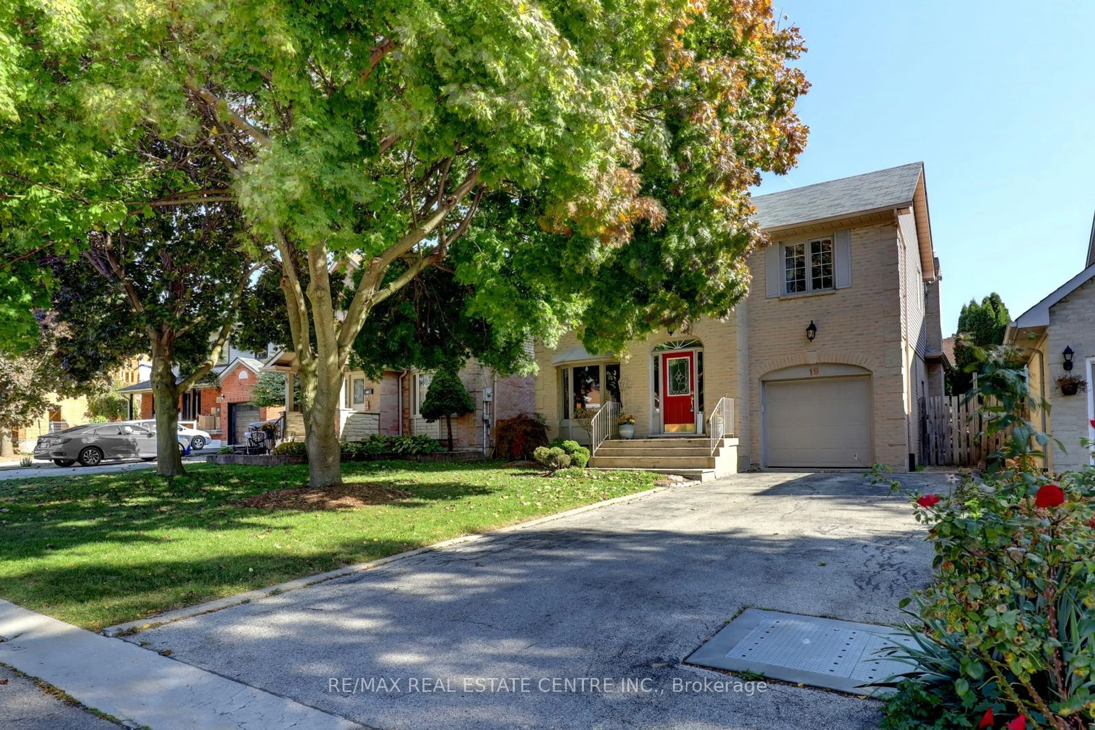 Frontside or backside of a home, the street view for 19 POMPANO Crt, Hamilton Ontario L8W 3H2