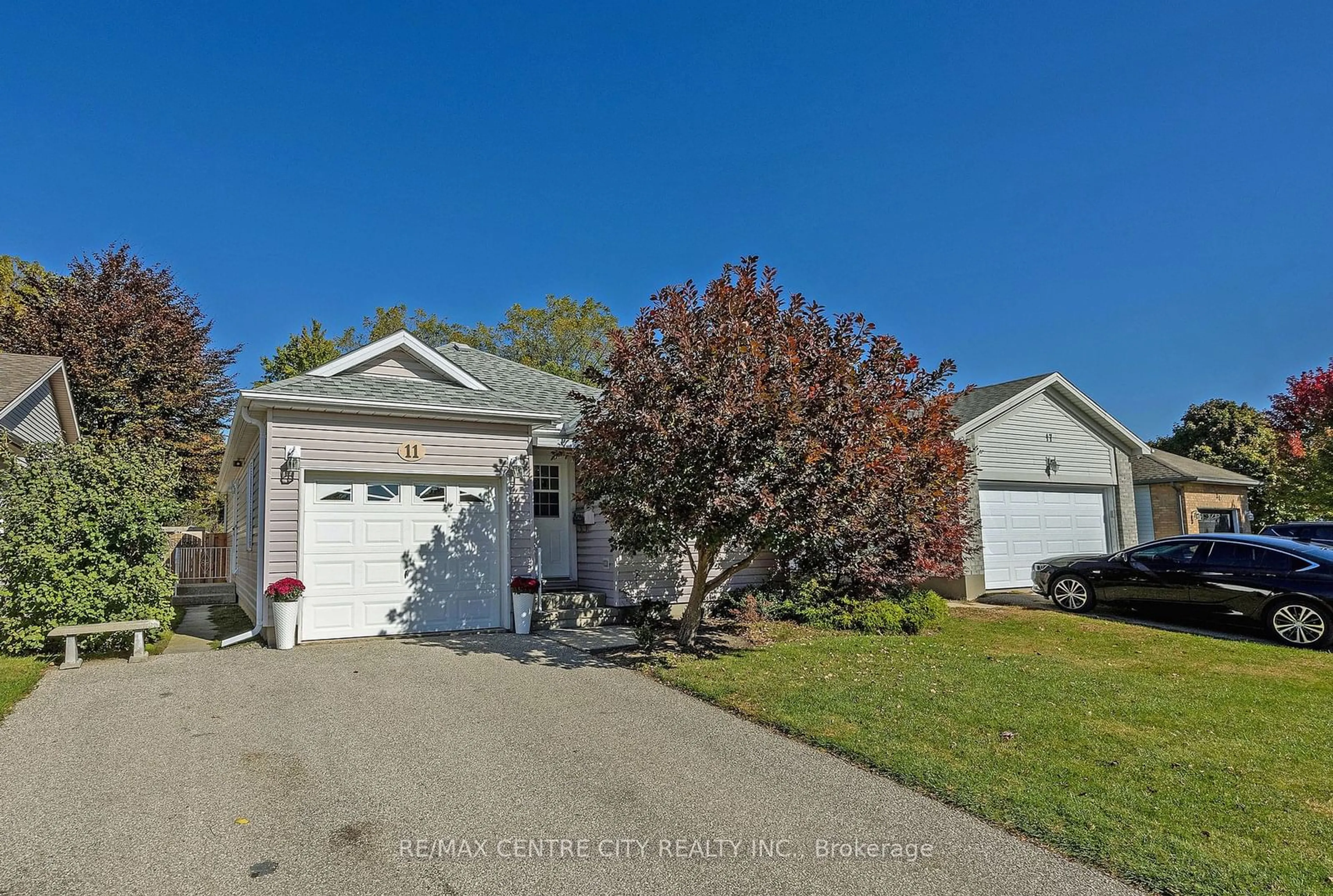 A pic from exterior of the house or condo, the street view for 11 Alexander Dr, Aylmer Ontario N5H 3G4