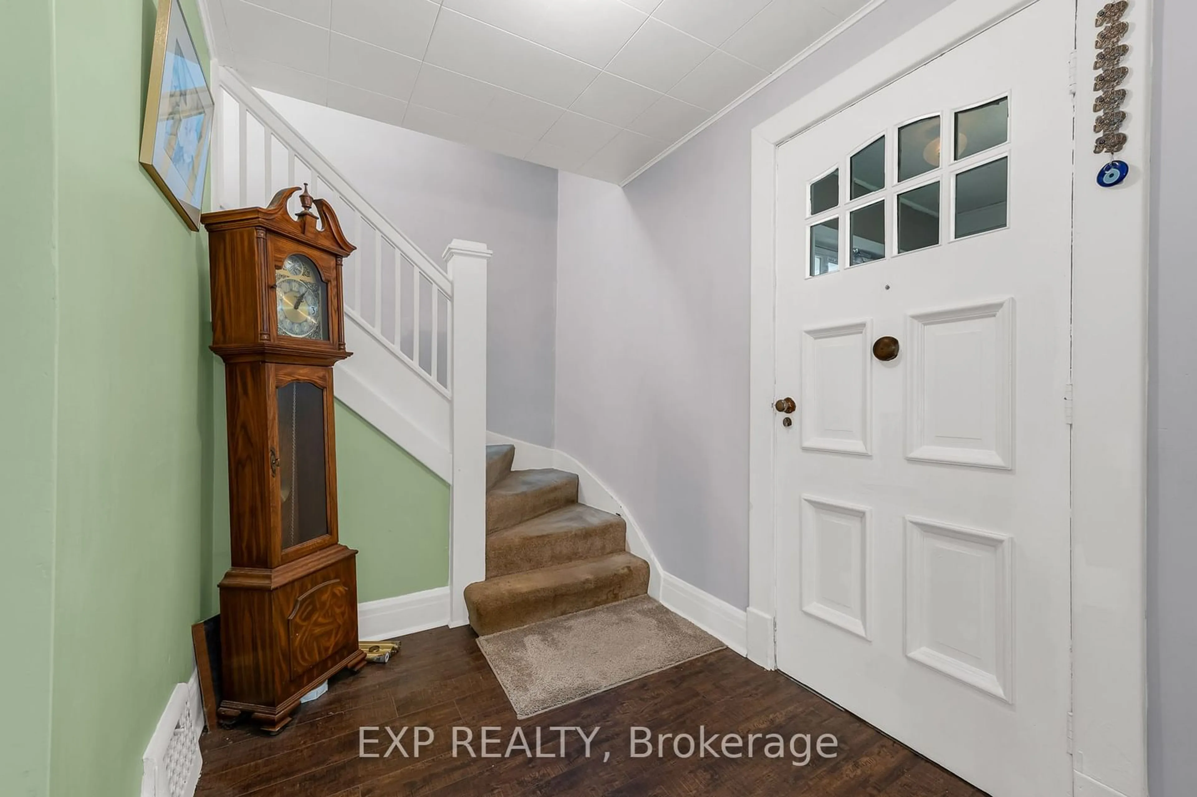 Indoor entryway, wood floors for 5419 Maple St, Niagara Falls Ontario L2E 2N9