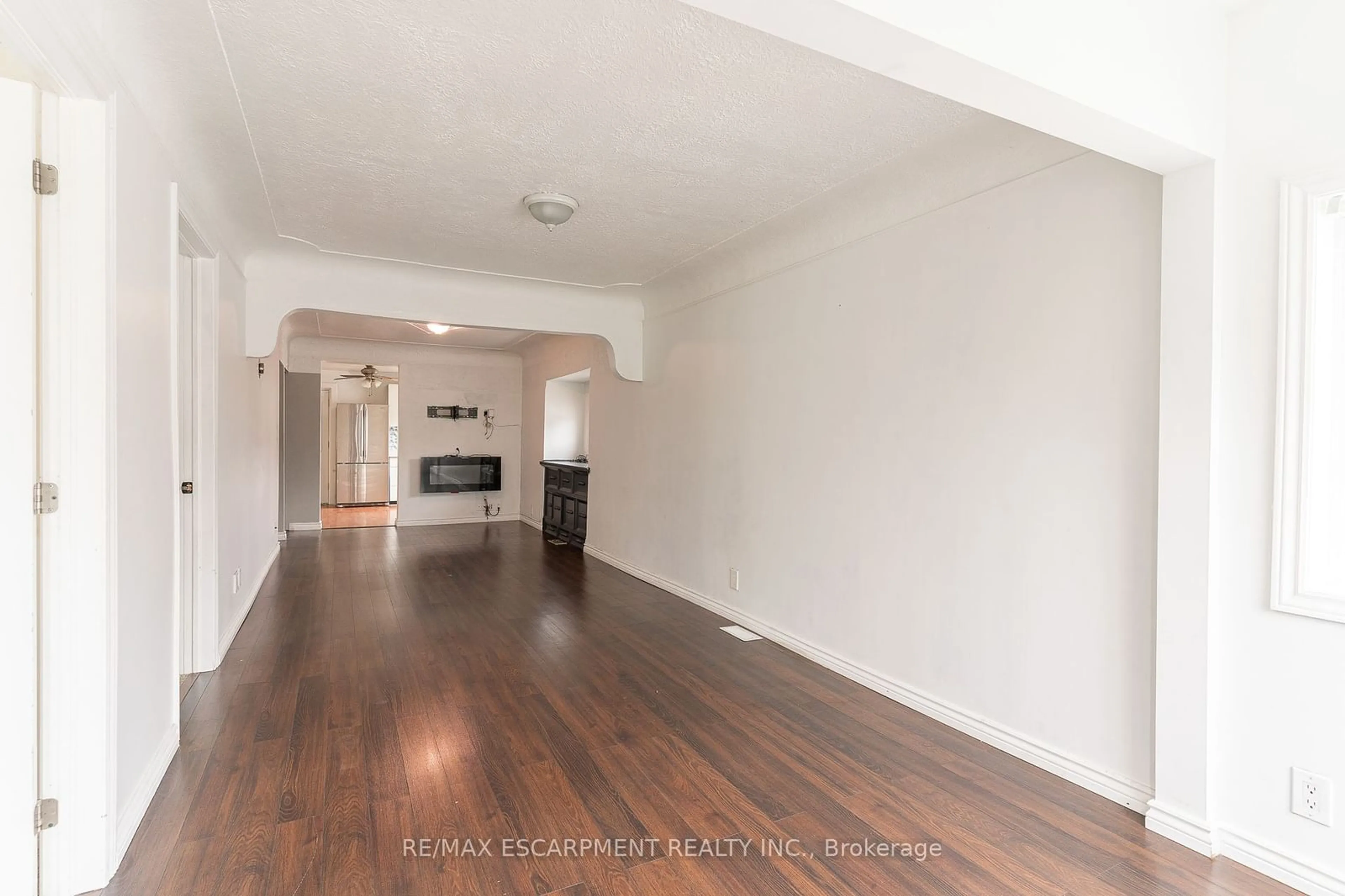 A pic of a room, wood floors for 200 Tragina Ave, Hamilton Ontario L8H 5E1