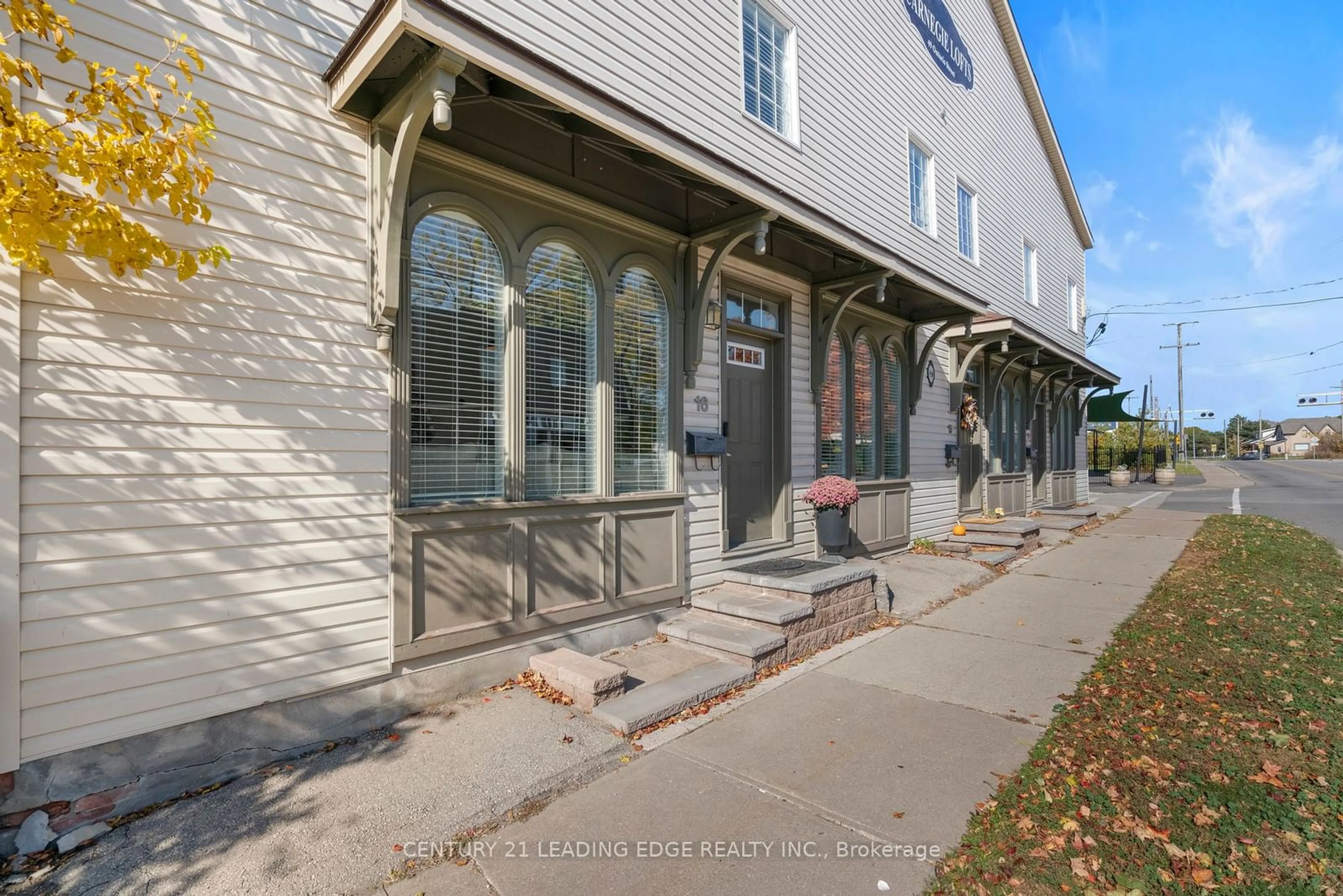 Patio, the street view for 49 ONTARIO St #16, Grimsby Ontario L3M 3H2