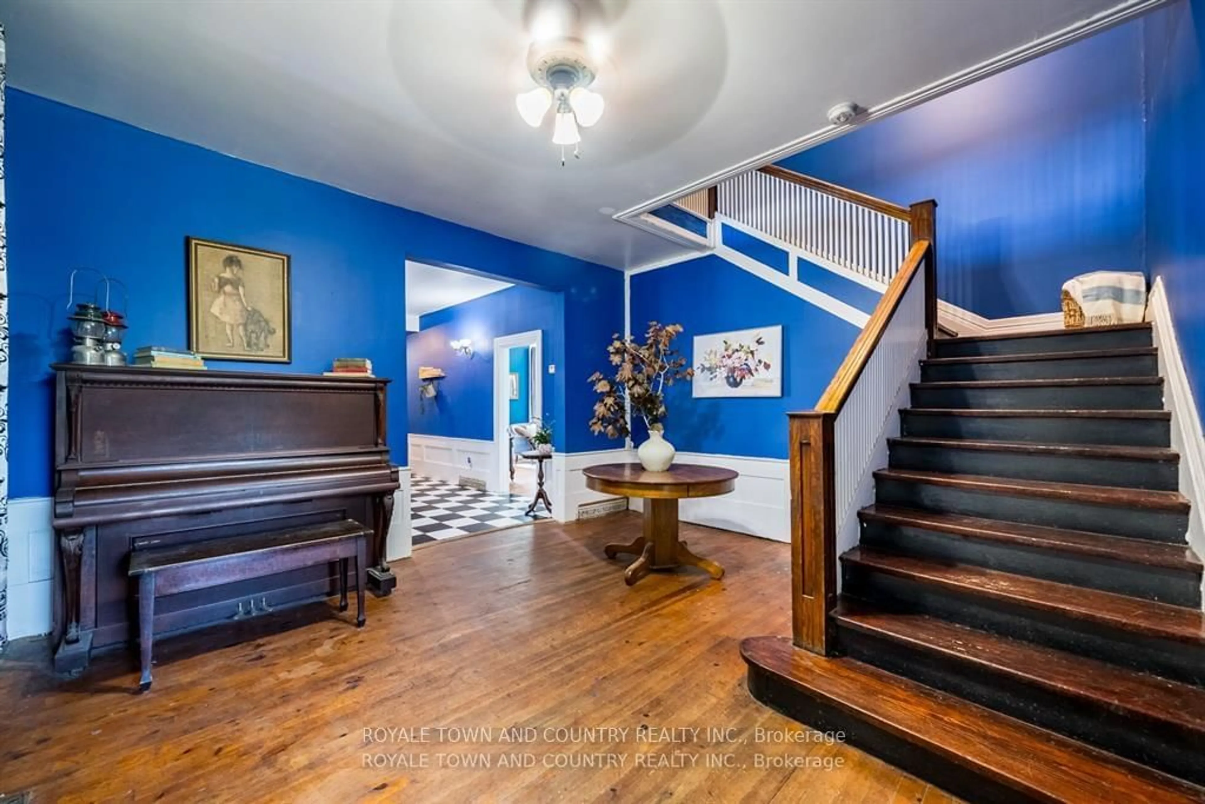 Indoor foyer, wood floors for 491 Portage Rd, Kawartha Lakes Ontario K0M 2B0