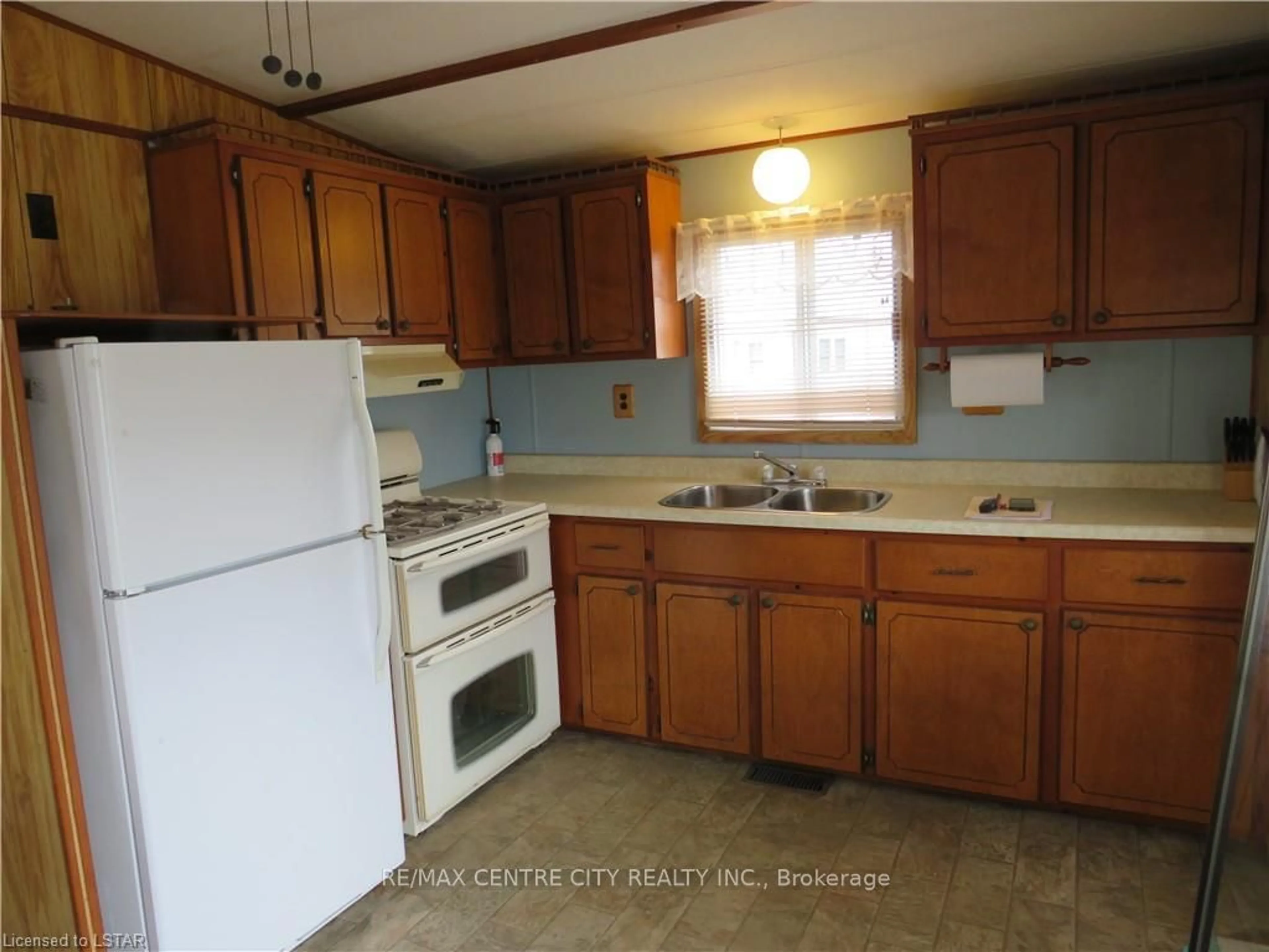 Standard kitchen, unknown floor, cottage for 2189 DUNDAS St #86, London Ontario N5V 1H3