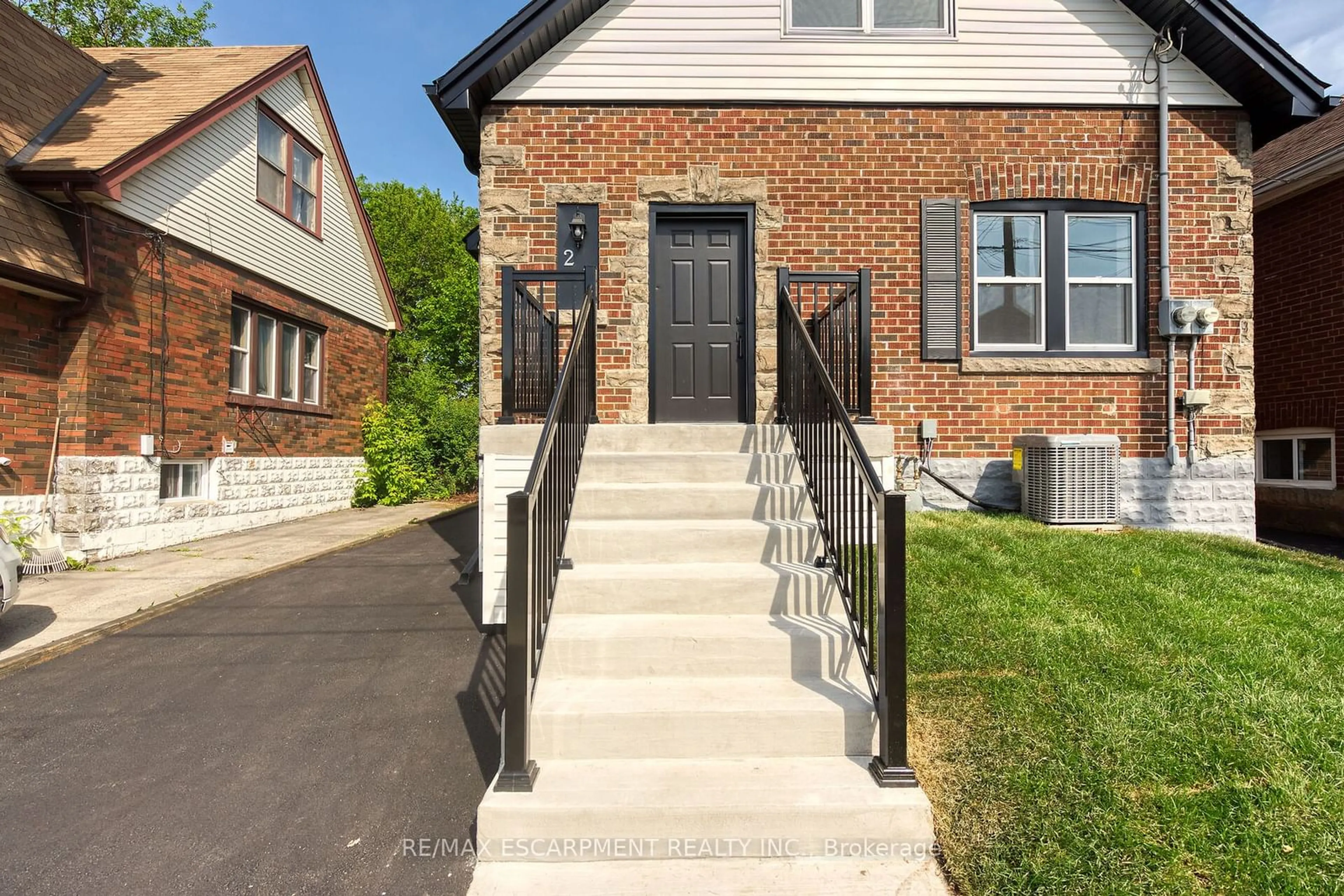 Home with brick exterior material for 21 Weir St, Hamilton Ontario L8K 3A3