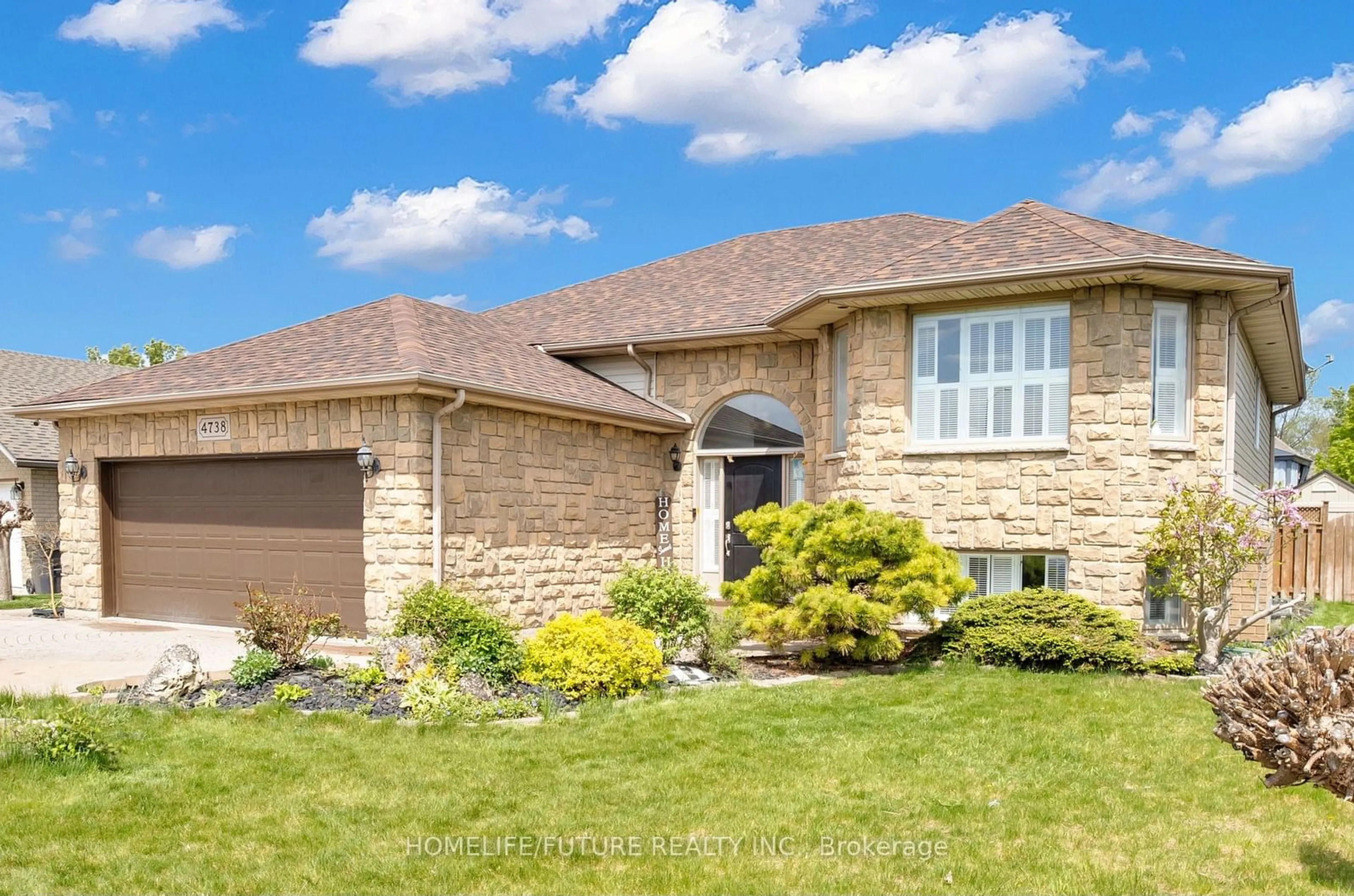 Frontside or backside of a home, cottage for 4738 Shadetree Crt, Windsor Ontario N9G 2V1