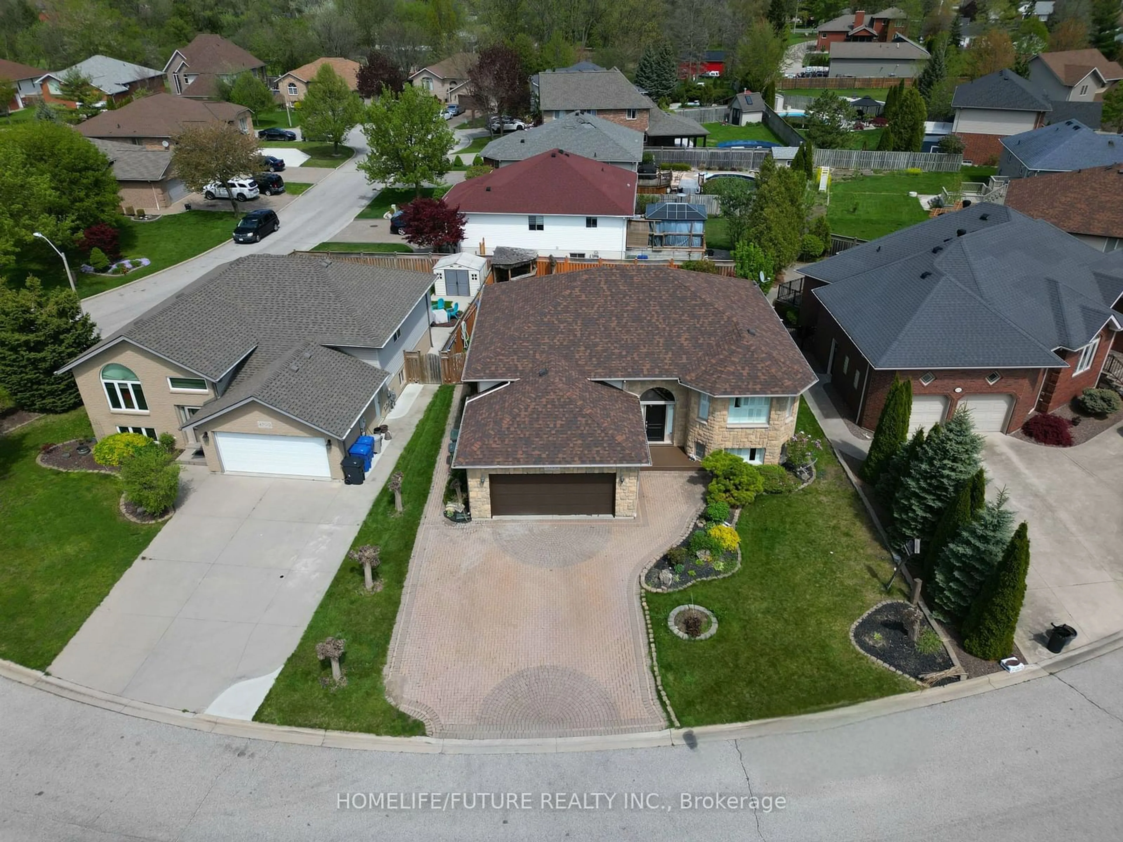 Frontside or backside of a home, the street view for 4738 Shadetree Crt, Windsor Ontario N9G 2V1