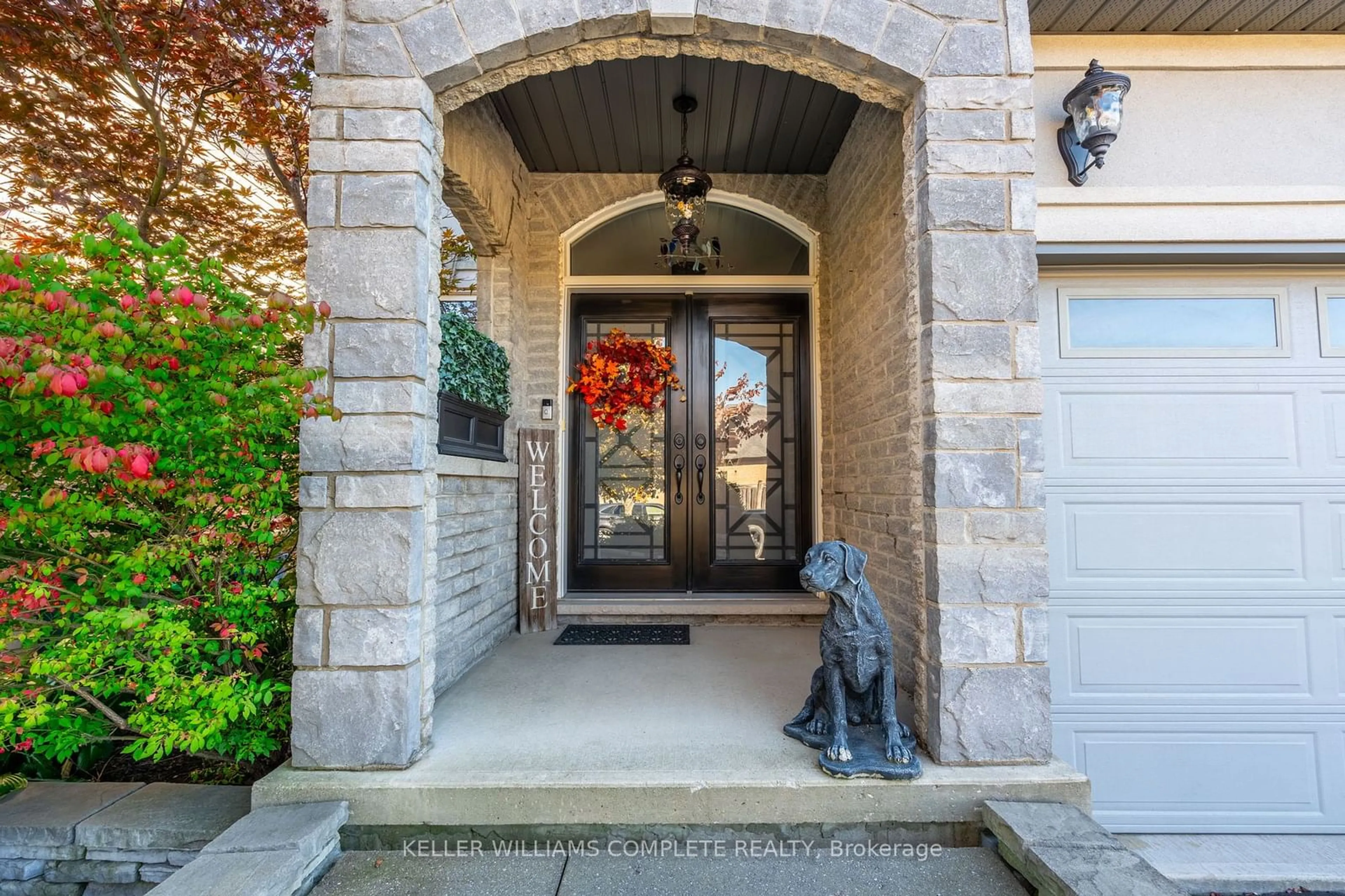 Indoor entryway, wood floors for 77 Eagleglen Way, Hamilton Ontario L9B 0C7