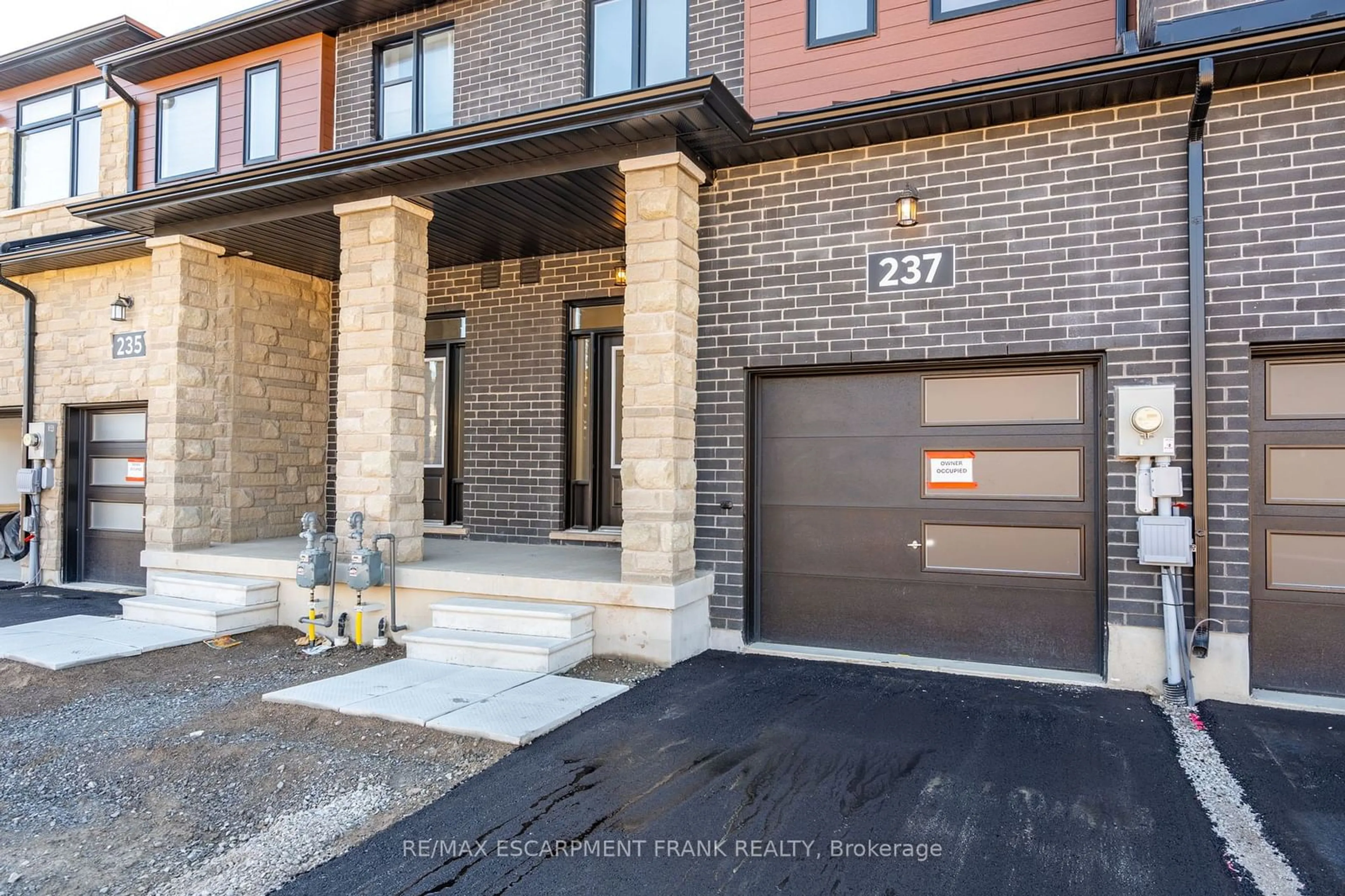 Home with brick exterior material for 237 Lormont Blvd, Hamilton Ontario L8J 0K2