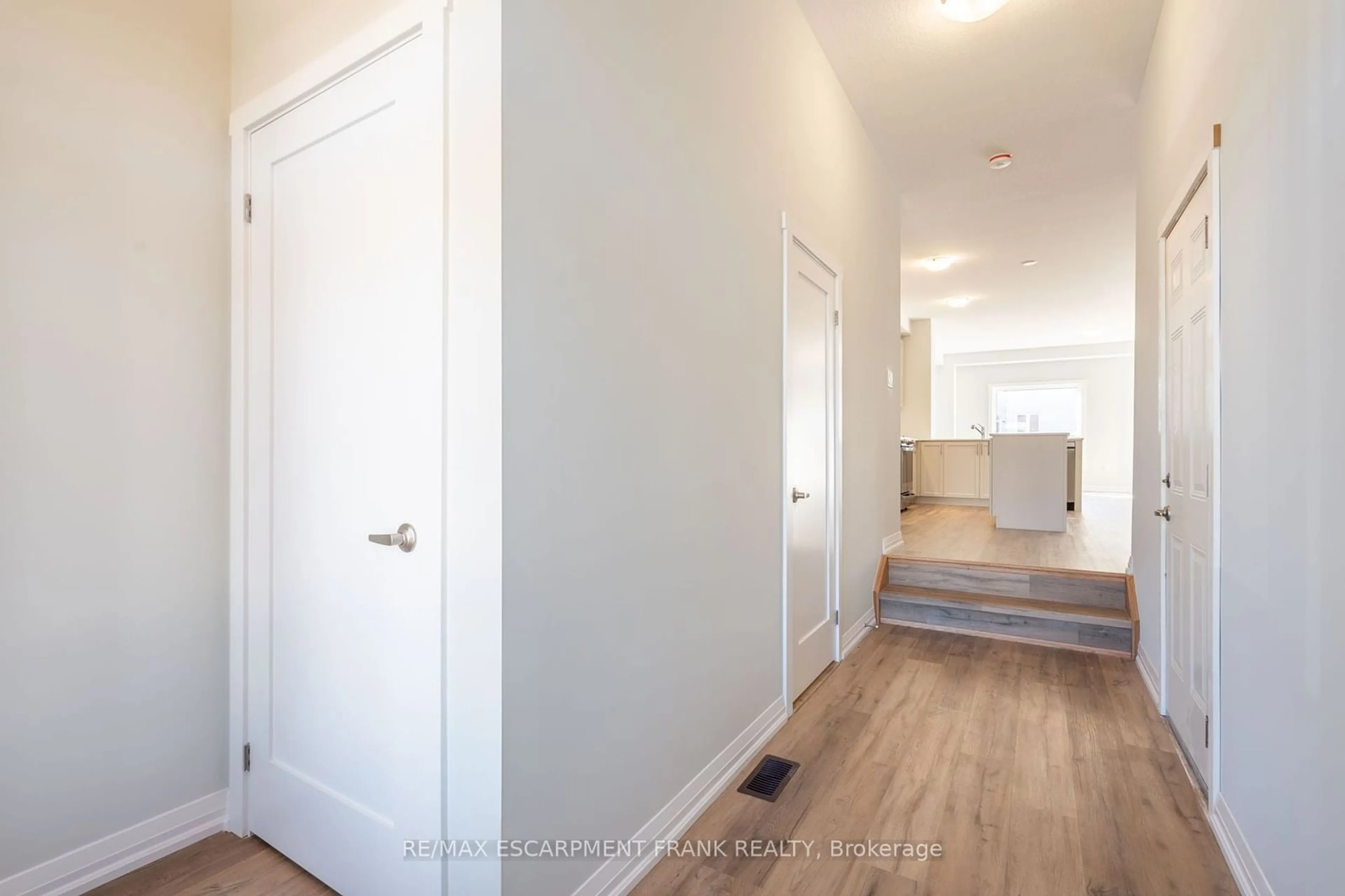 Indoor entryway, wood floors for 237 Lormont Blvd, Hamilton Ontario L8J 0K2