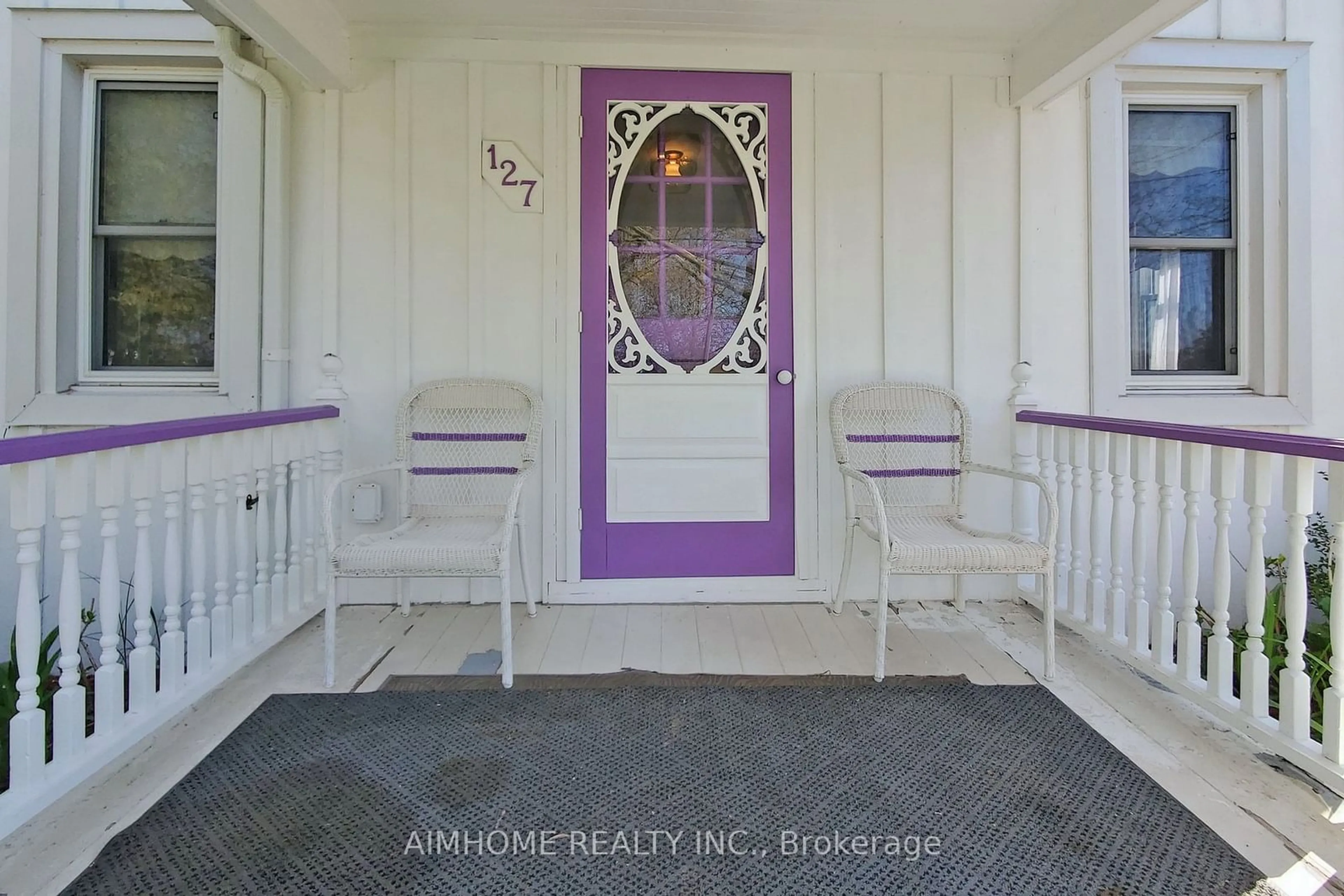 Indoor entryway, wood floors for 127 Mary St, Niagara-on-the-Lake Ontario L0S 1J0