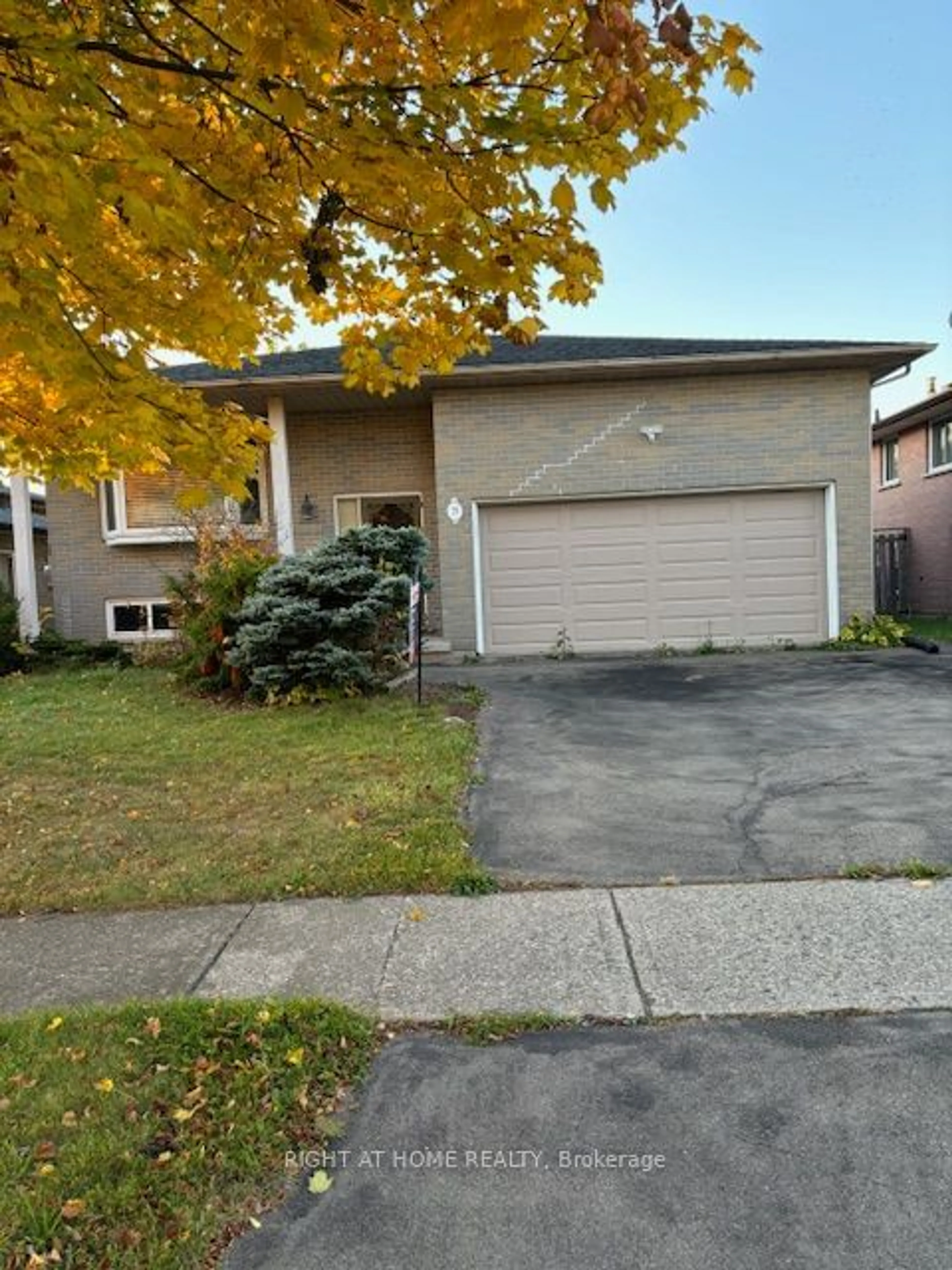 Frontside or backside of a home, the street view for 79 College Park Dr, Welland Ontario L3C 6Z7