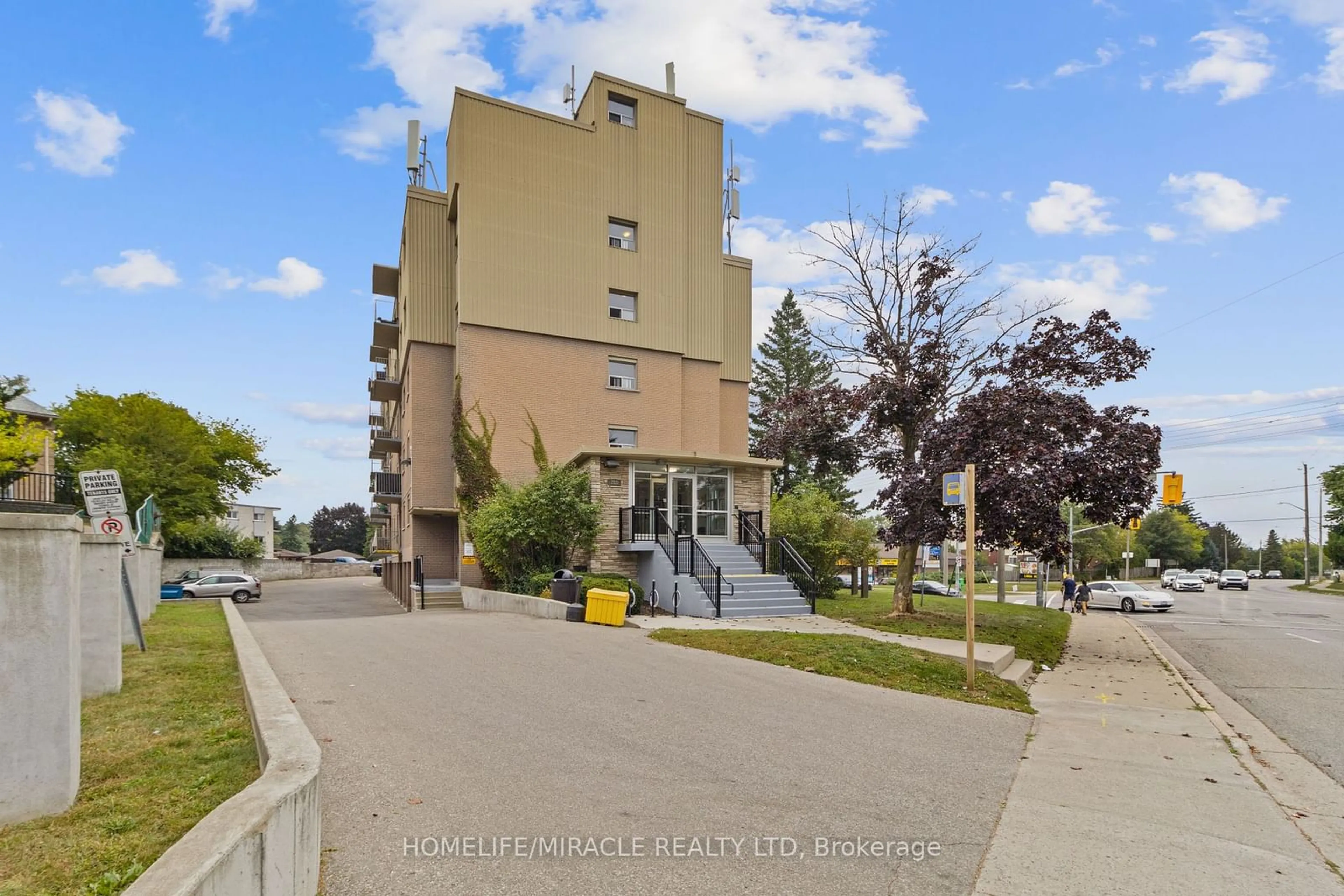 A pic from exterior of the house or condo, the street view for 283 Fairway Rd #206, Kitchener Ontario N2A 2P1