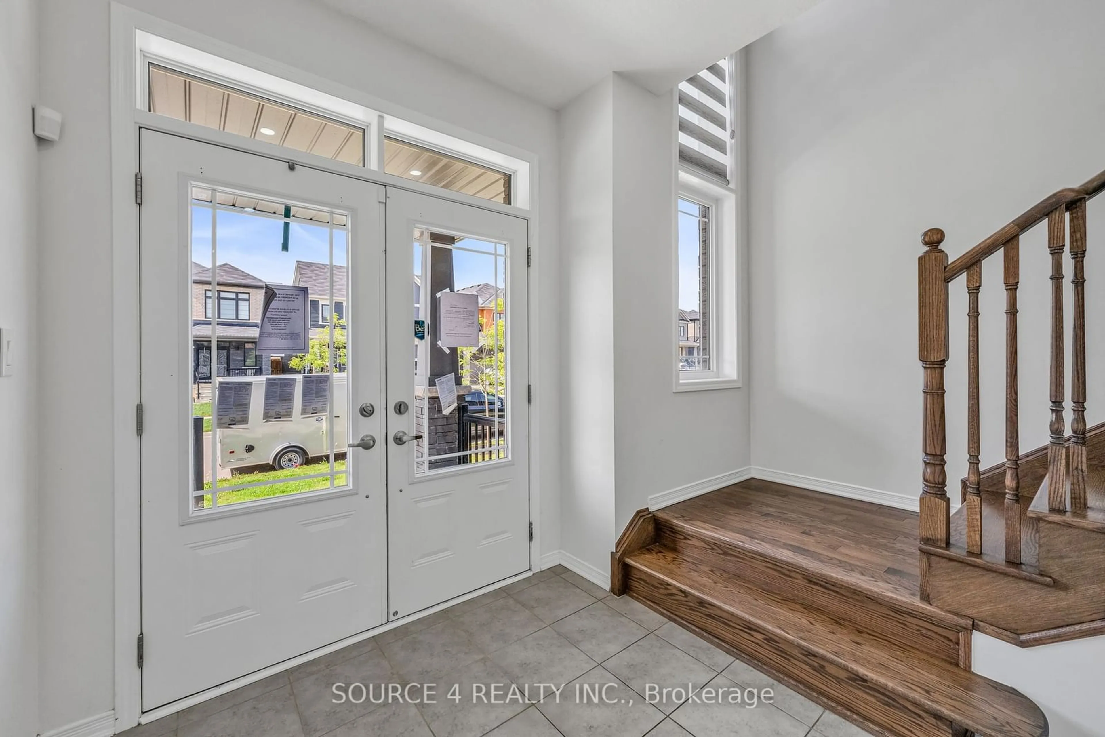 Indoor entryway, wood floors for 16 Lillian Way, Haldimand Ontario N3W 0C6