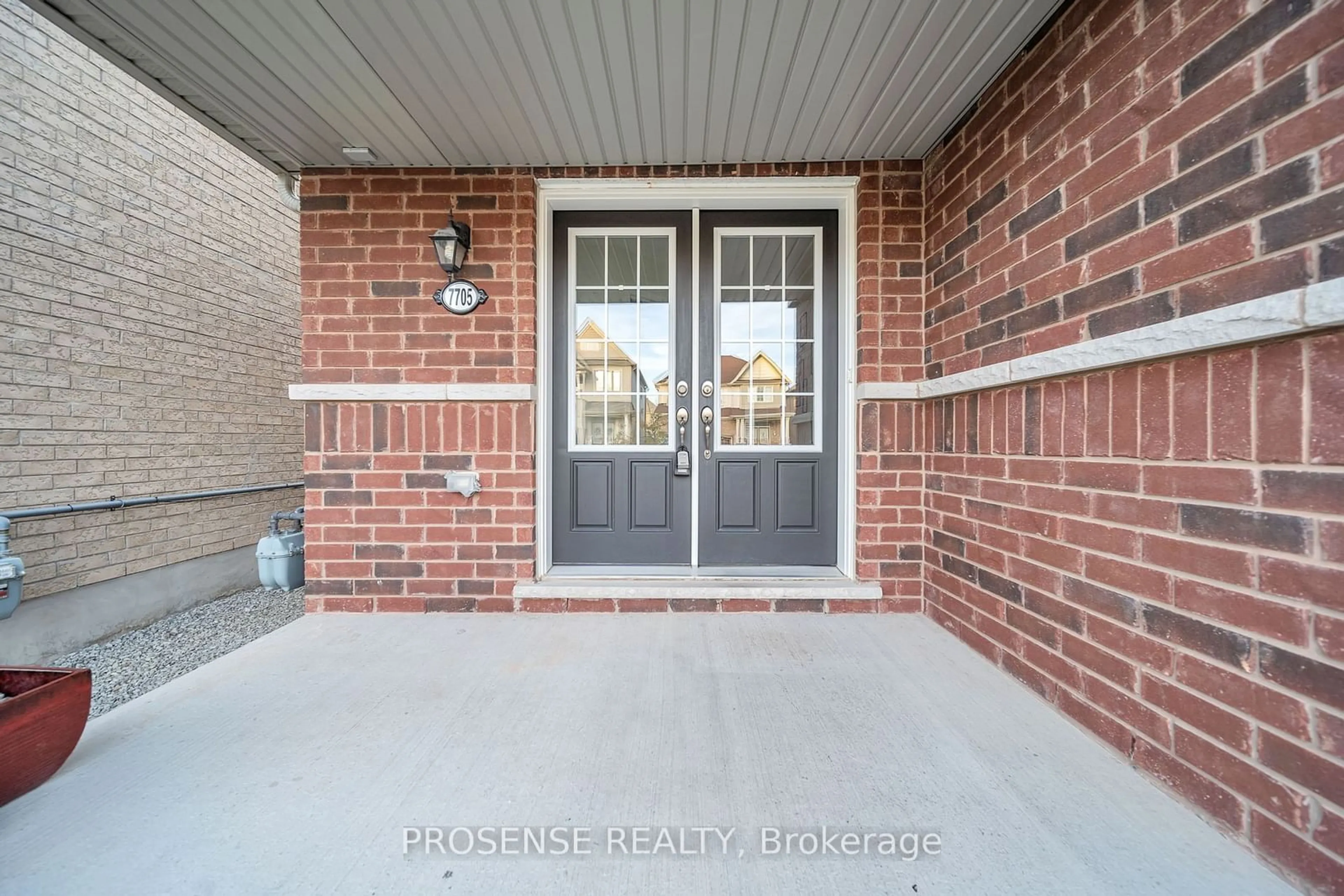 Indoor entryway, cement floor for 7705 Sassafras Tr, Niagara Falls Ontario L2H 0N5