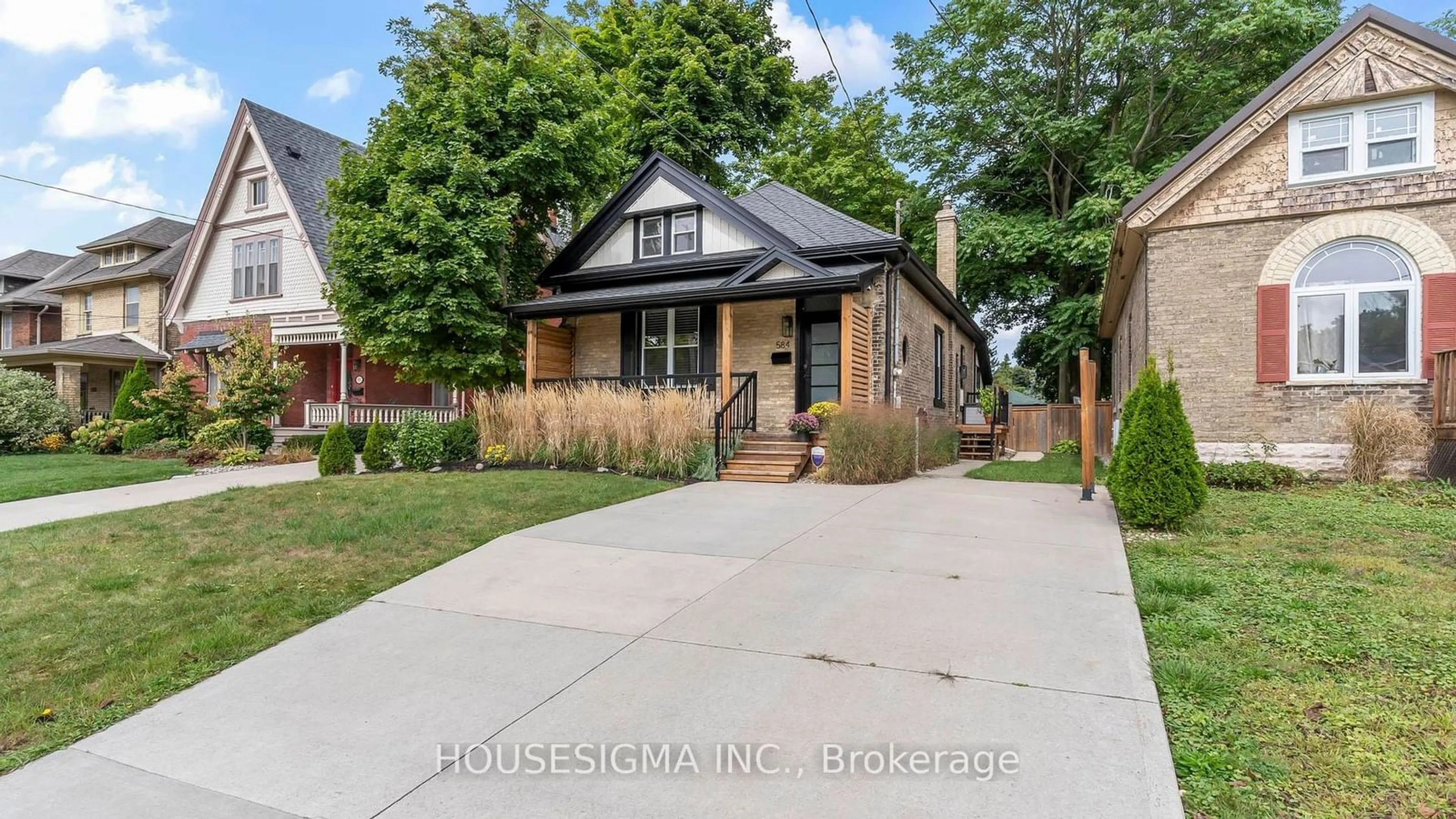 Frontside or backside of a home, the street view for 584 Grosvenor St, London Ontario N5Y 3T3