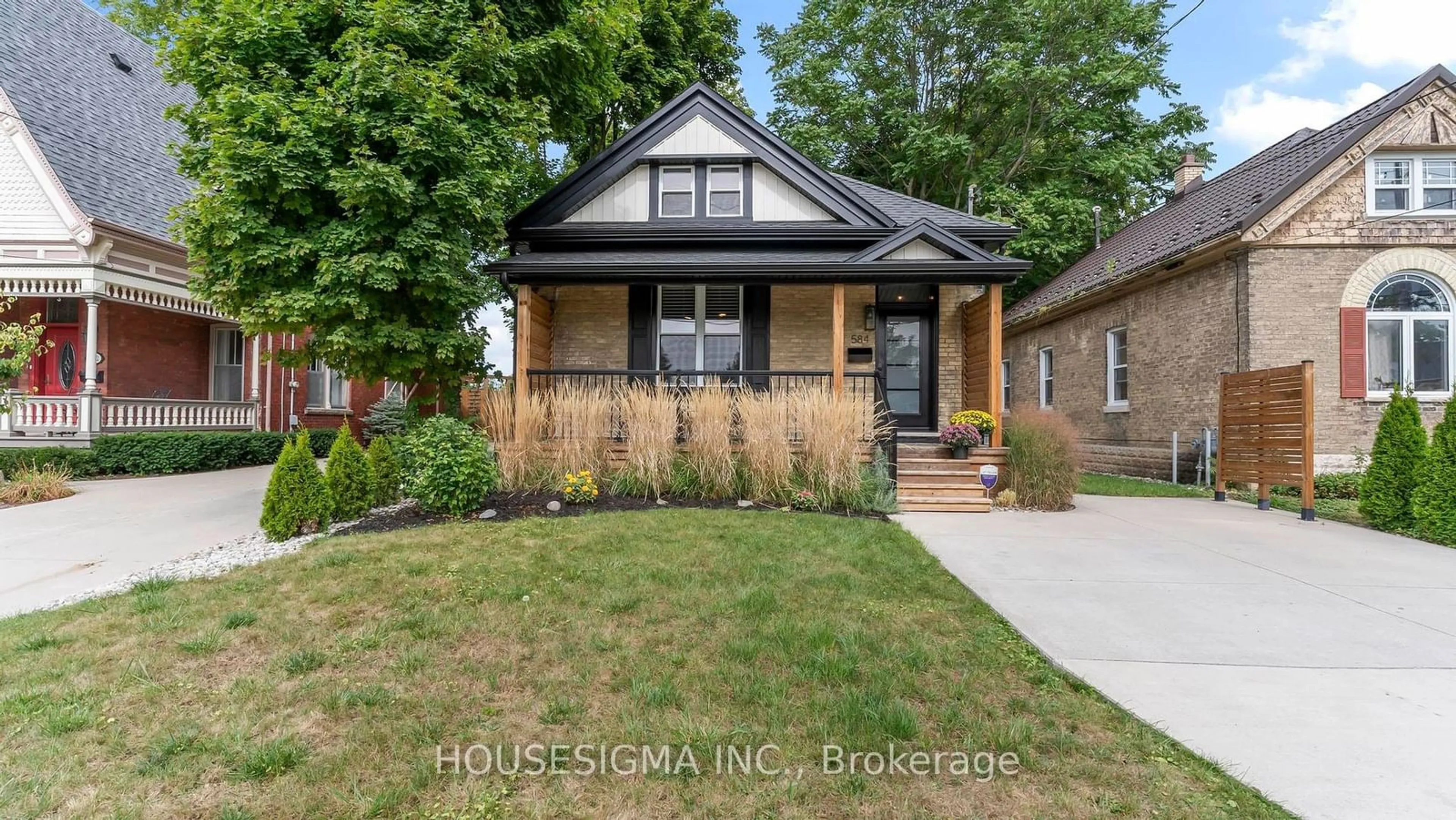 Frontside or backside of a home, cottage for 584 Grosvenor St, London Ontario N5Y 3T3