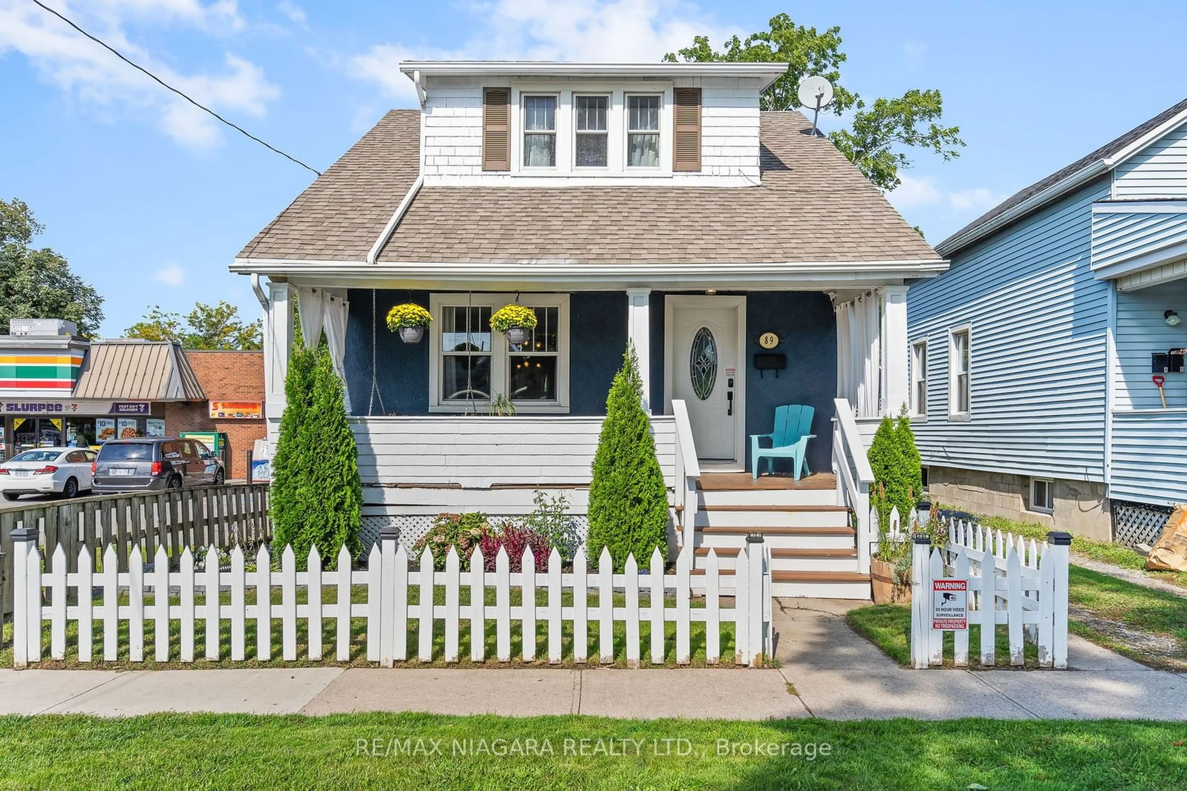 Home with vinyl exterior material for 89 Louisa St, St. Catharines Ontario L2R 2K1