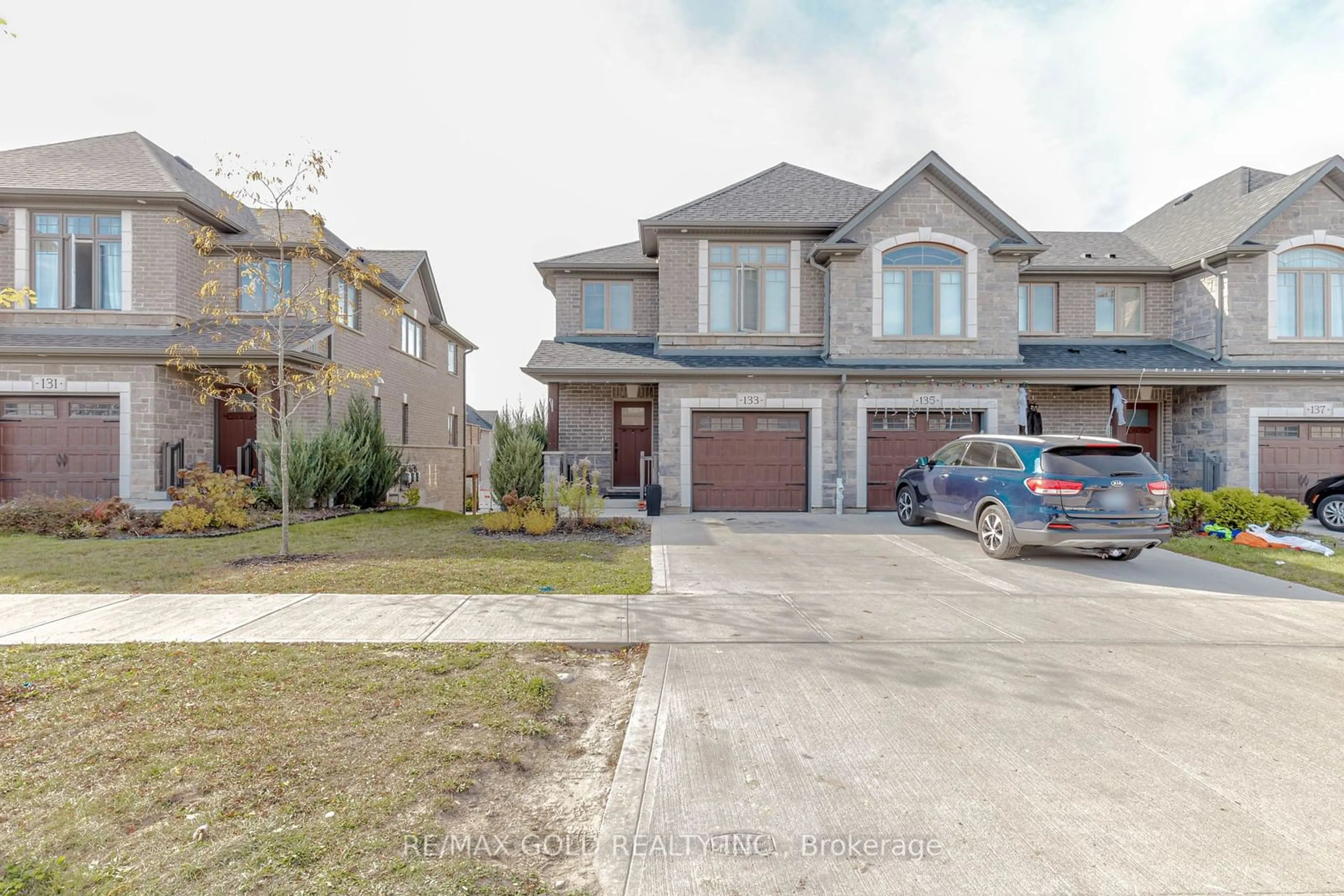 Frontside or backside of a home, the street view for 133 Hollybrook Tr, Kitchener Ontario N2R 0P1