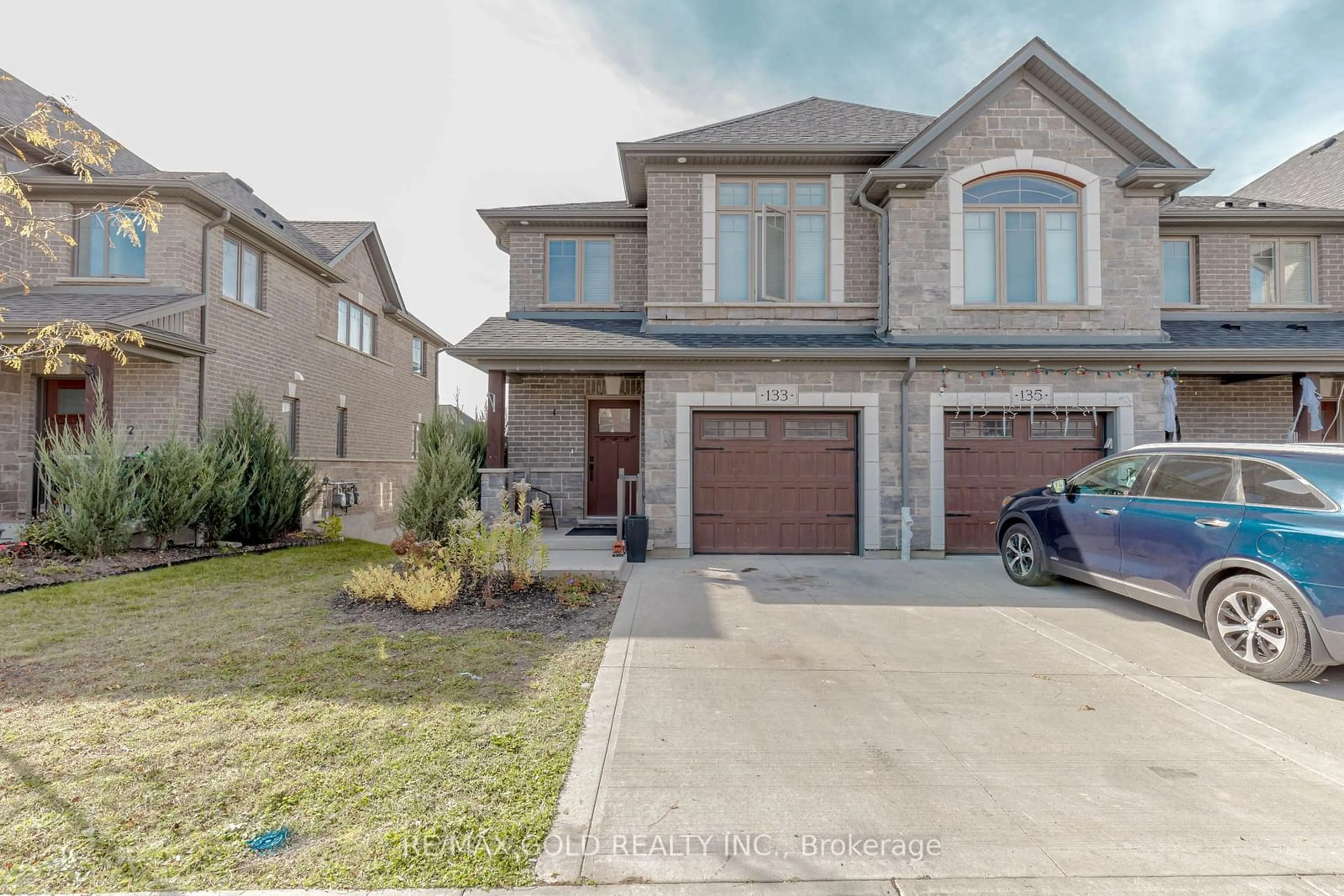 Frontside or backside of a home, the street view for 133 Hollybrook Tr, Kitchener Ontario N2R 0P1