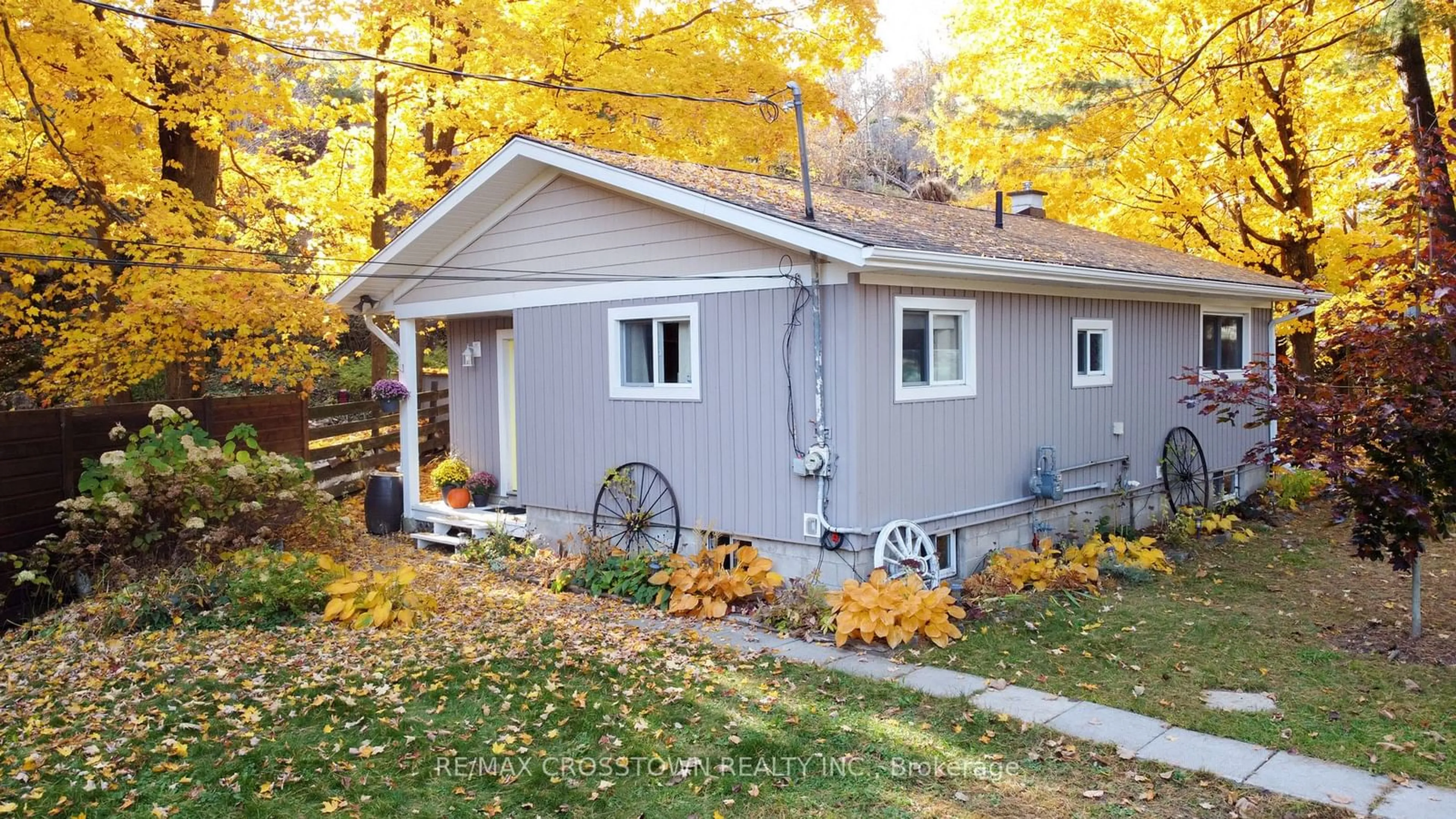 A pic from exterior of the house or condo, cottage for 1001 Evergreen Crt, Gravenhurst Ontario P1P 1R1