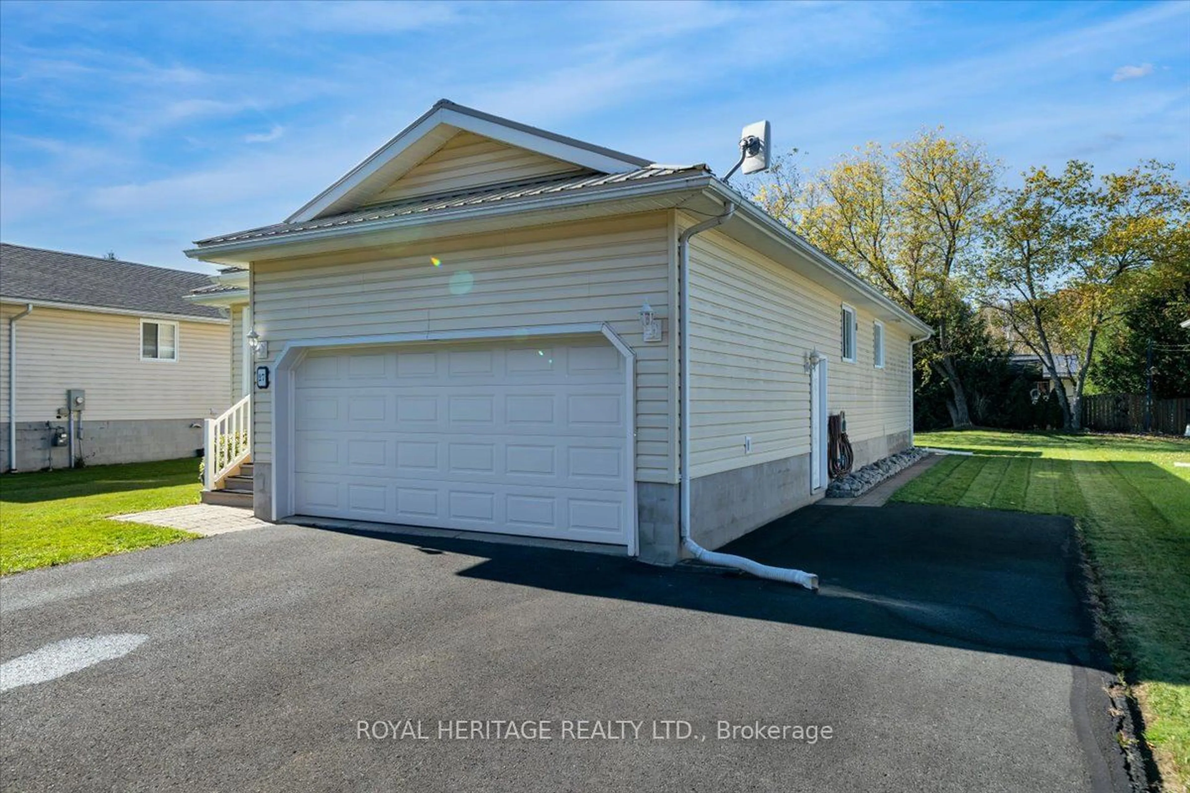 Indoor garage for 27 South Maloney St, Marmora and Lake Ontario K0K 2M0