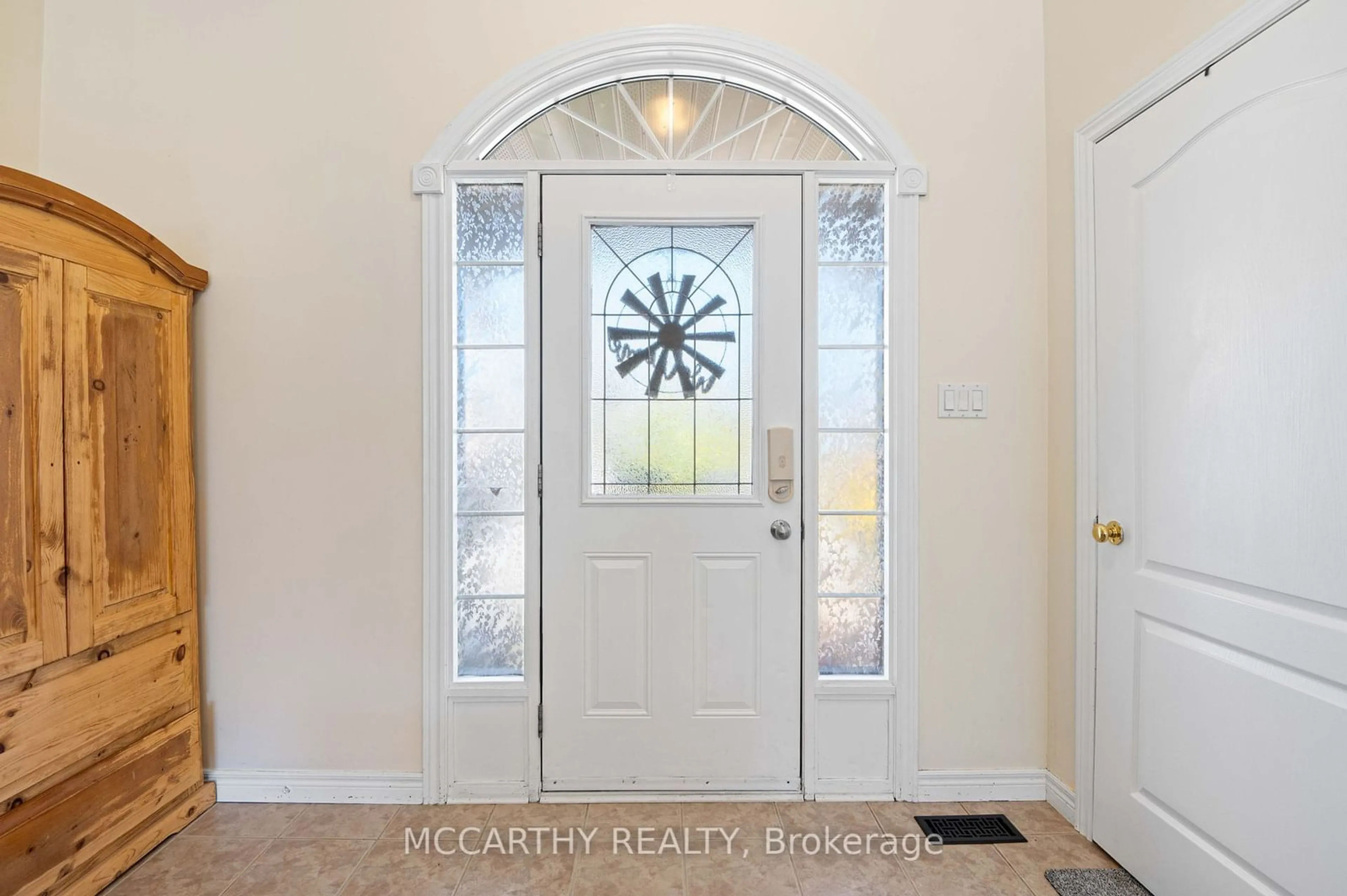 Indoor entryway, wood floors for 316 Rintoul Cres, Shelburne Ontario L9V 3V5