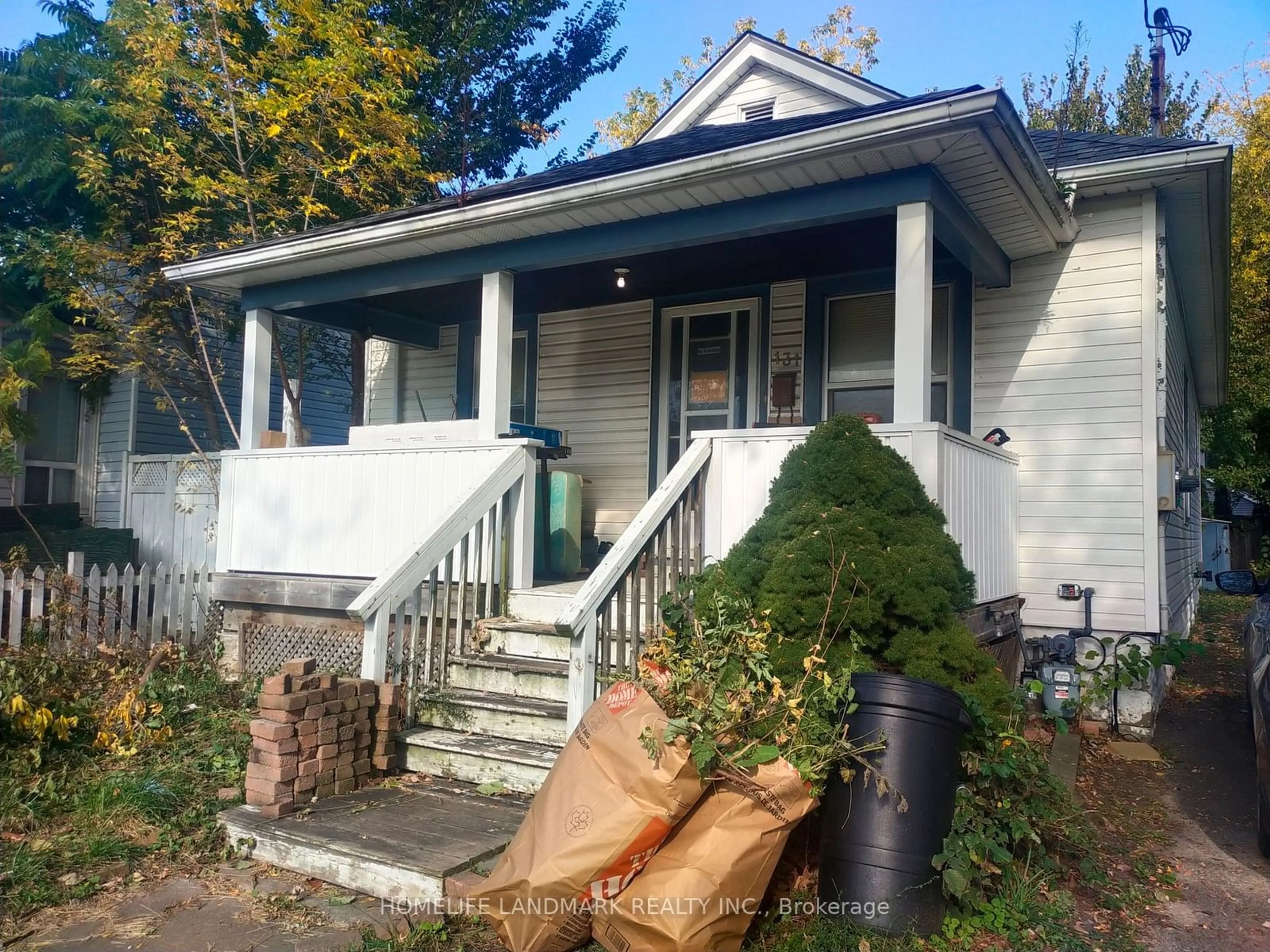 Frontside or backside of a home, cottage for 131 Russell Ave, St. Catharines Ontario L2R 1W2