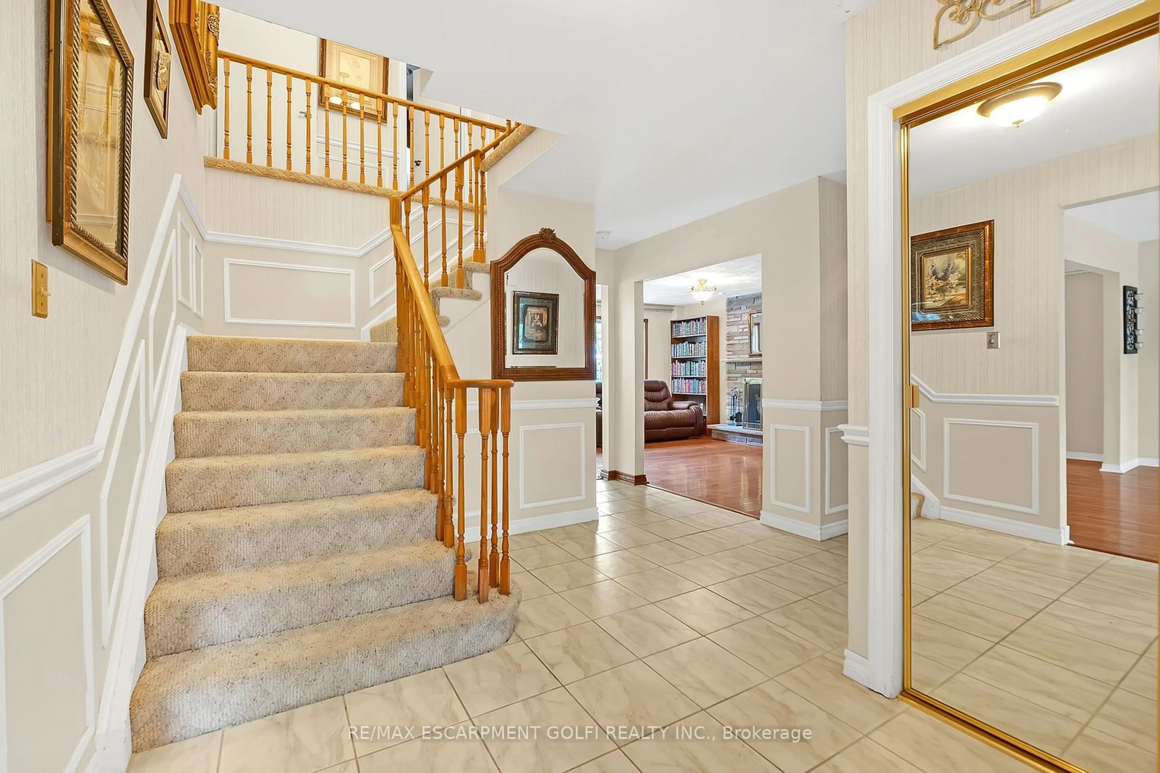 Indoor foyer, wood floors for 62 Bridlewood Dr, Hamilton Ontario L9H 6H4