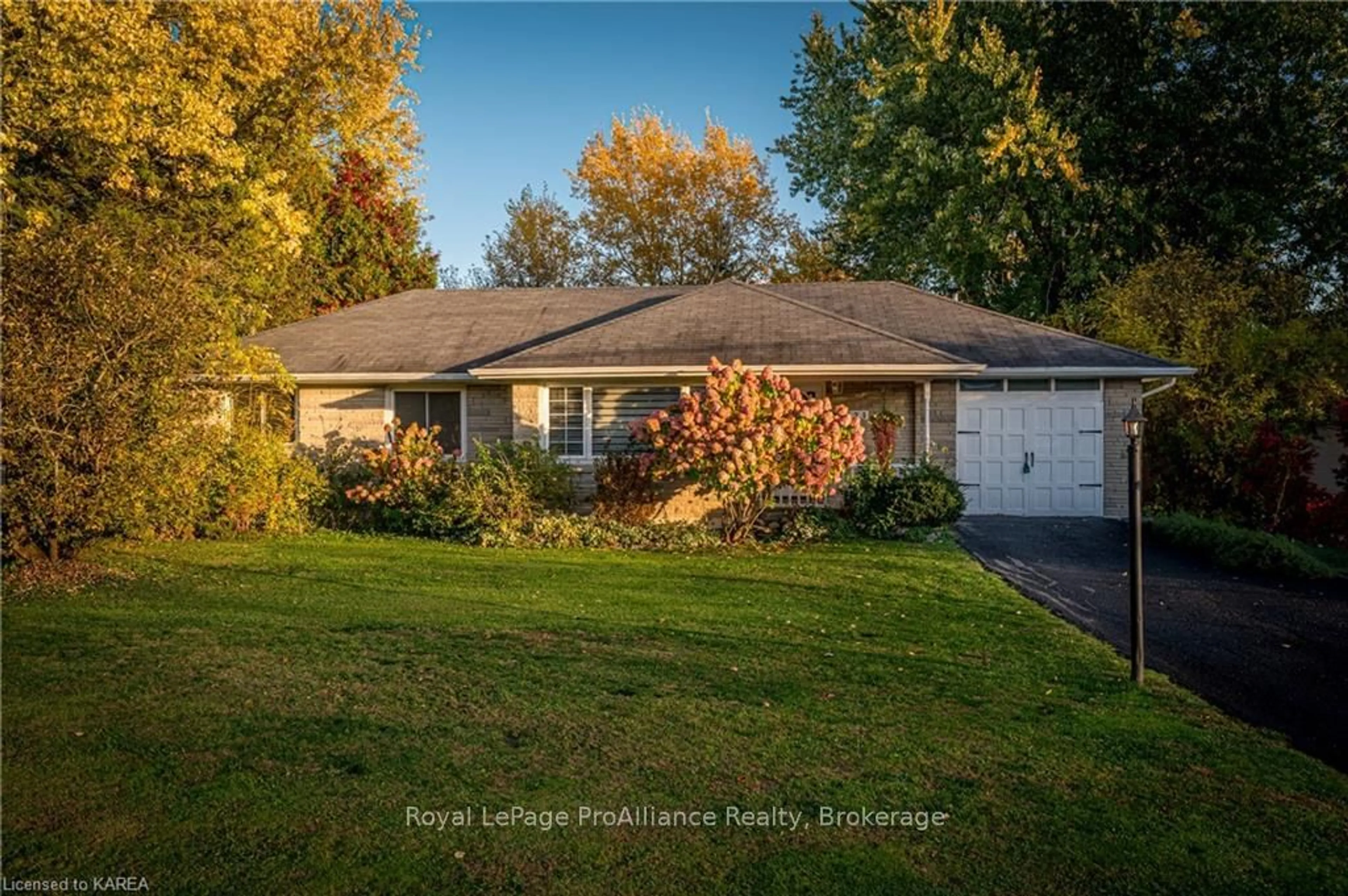 Frontside or backside of a home, cottage for 523 GLENVIEW Ave, Kingston Ontario K7L 4V1