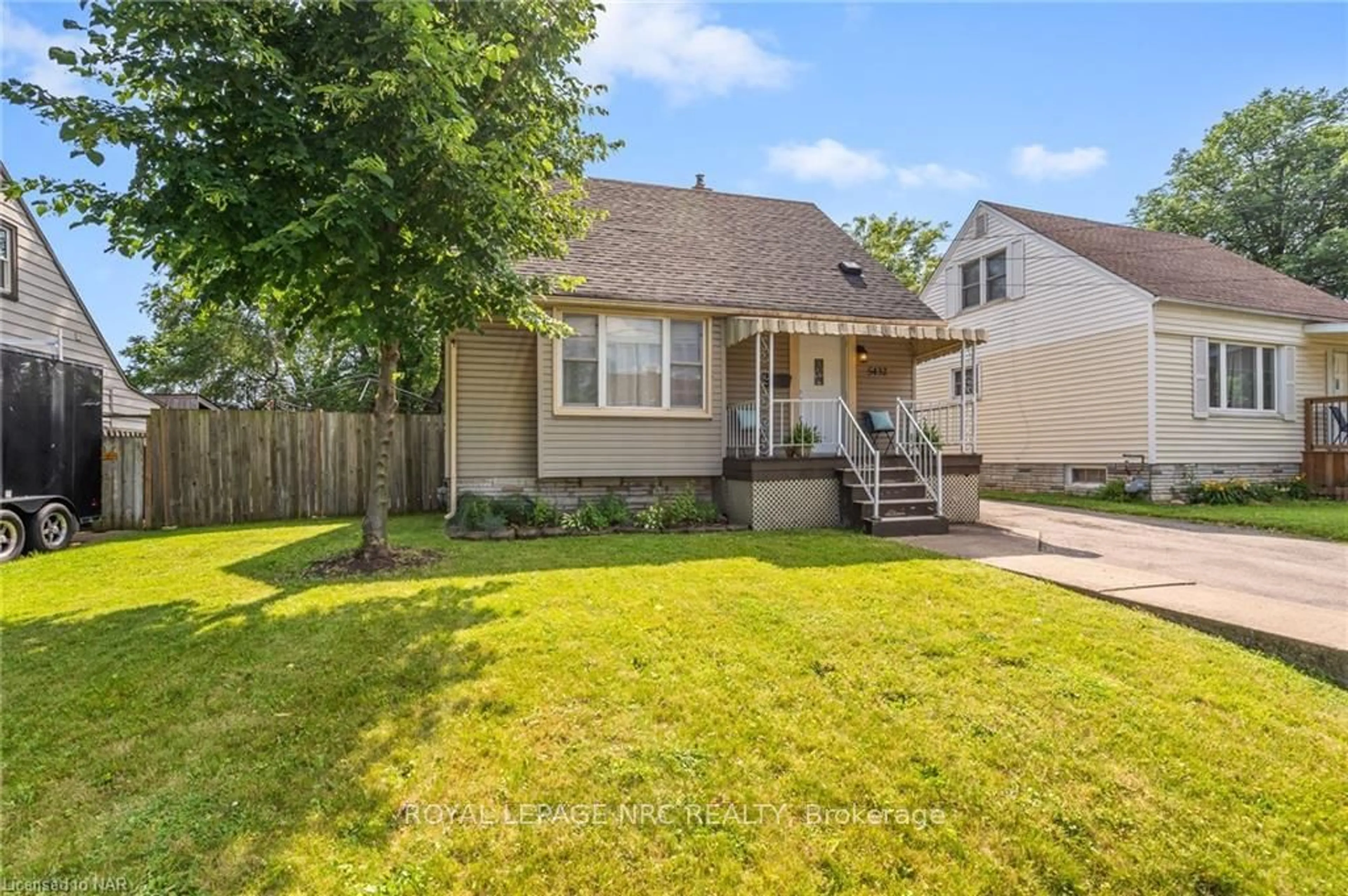 Frontside or backside of a home, the fenced backyard for 5432 HOUCK Dr, Niagara Falls Ontario L2E 1S1