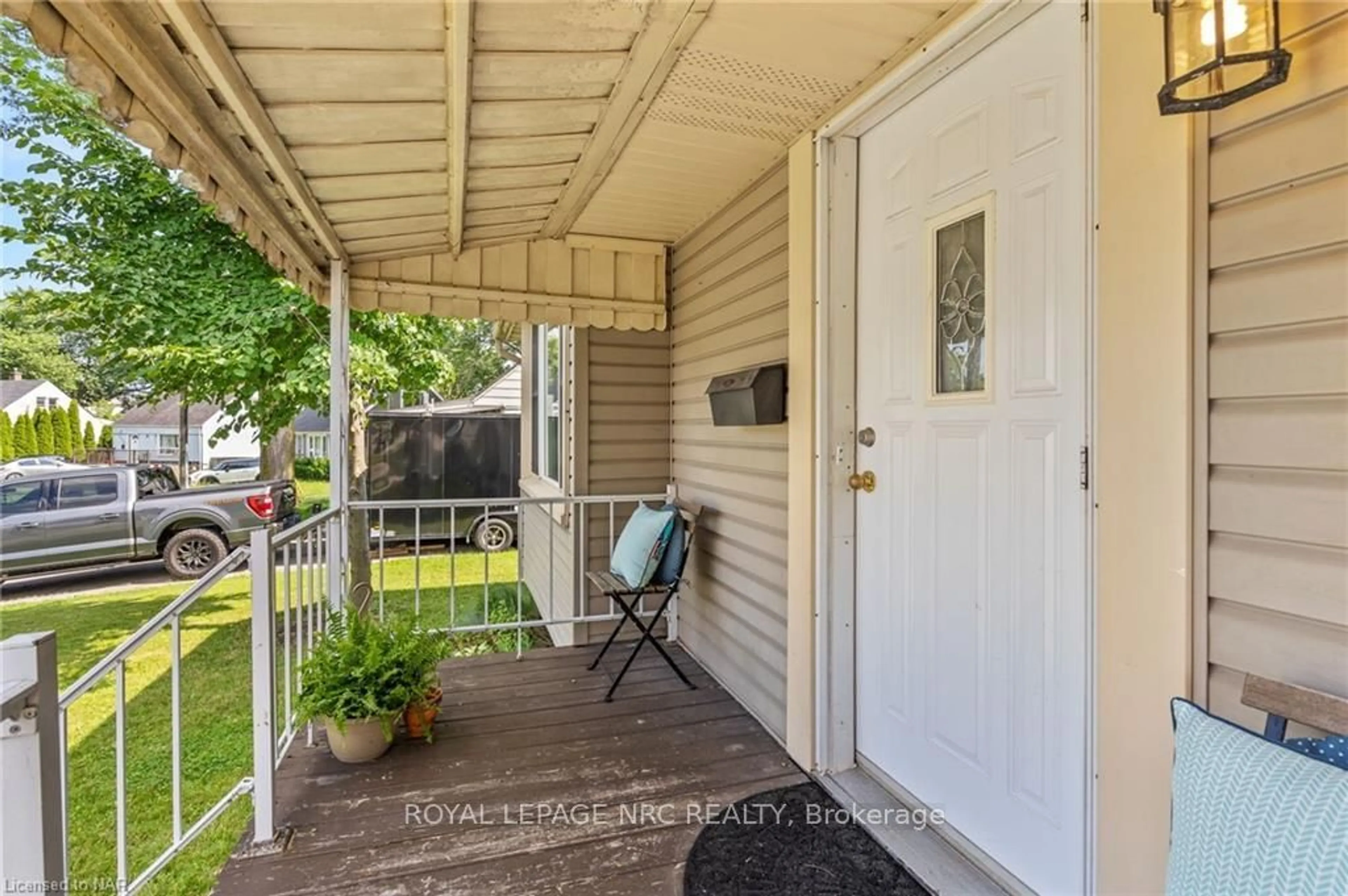 Indoor entryway, wood floors for 5432 HOUCK Dr, Niagara Falls Ontario L2E 1S1