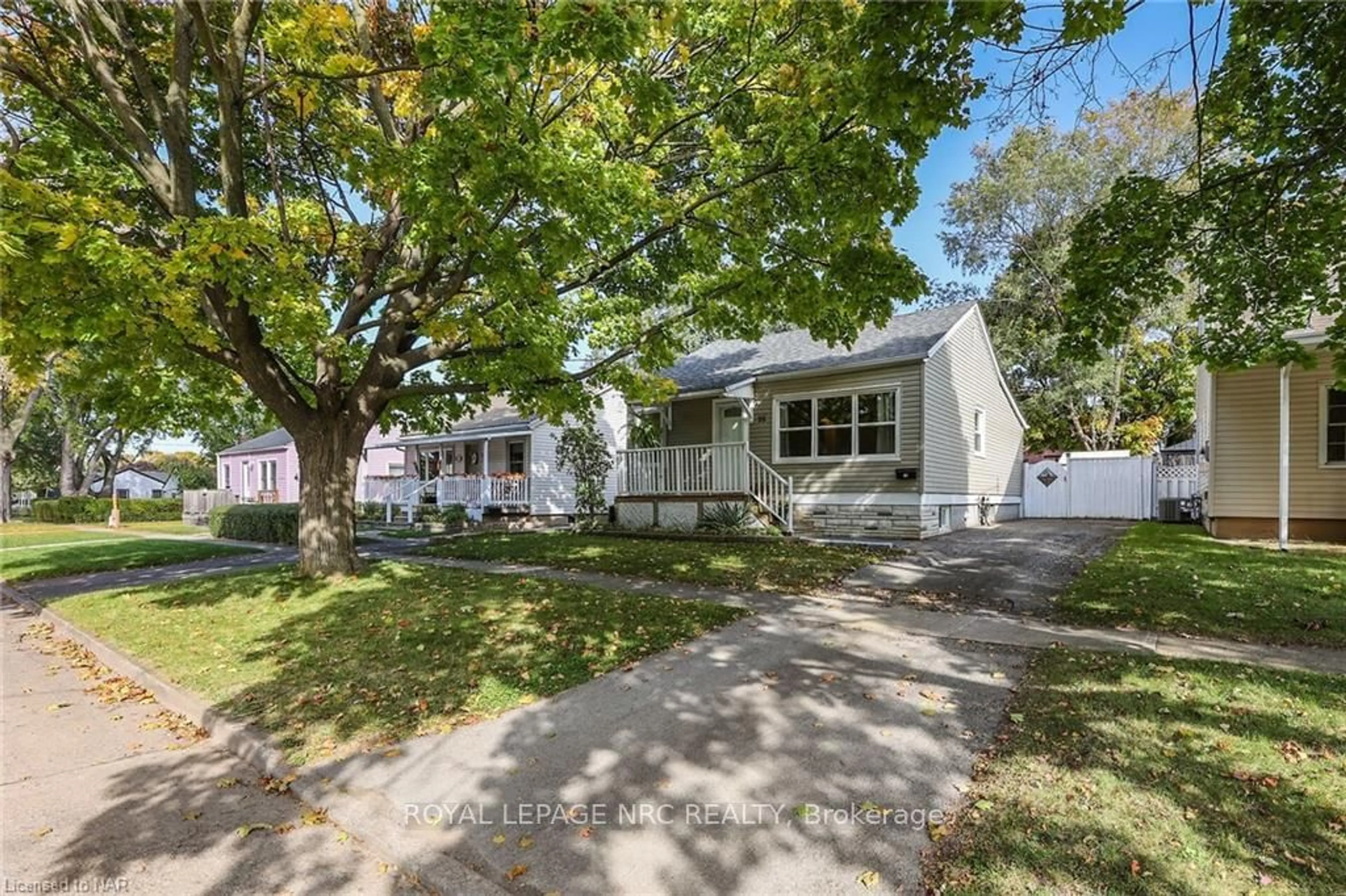 Frontside or backside of a home, the street view for 26 DONCASTER Blvd, St. Catharines Ontario L2N 1Y4